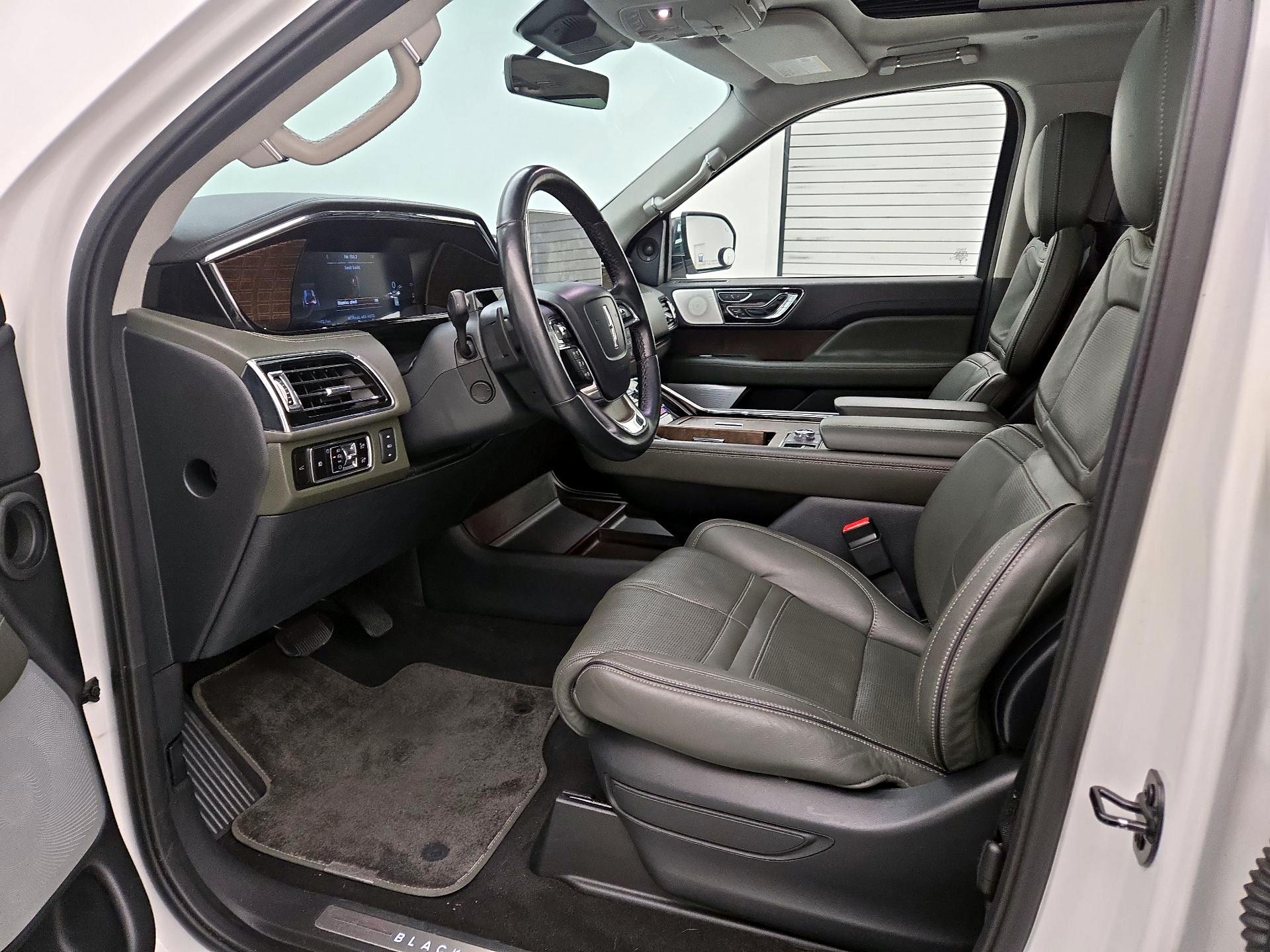 Thumbnail: 2023 Lincoln Navigator L - 11