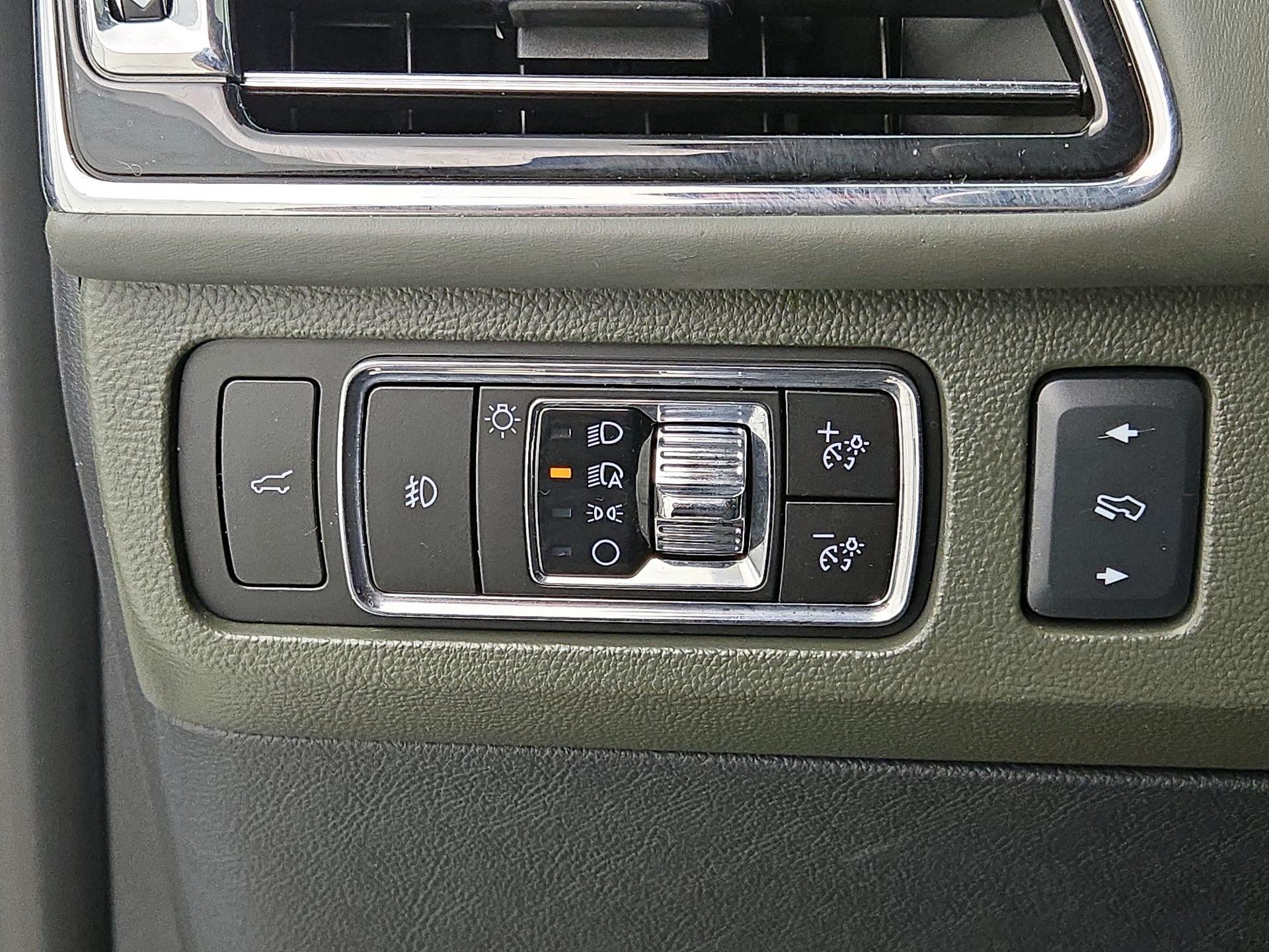 Thumbnail: 2023 Lincoln Navigator L - 13
