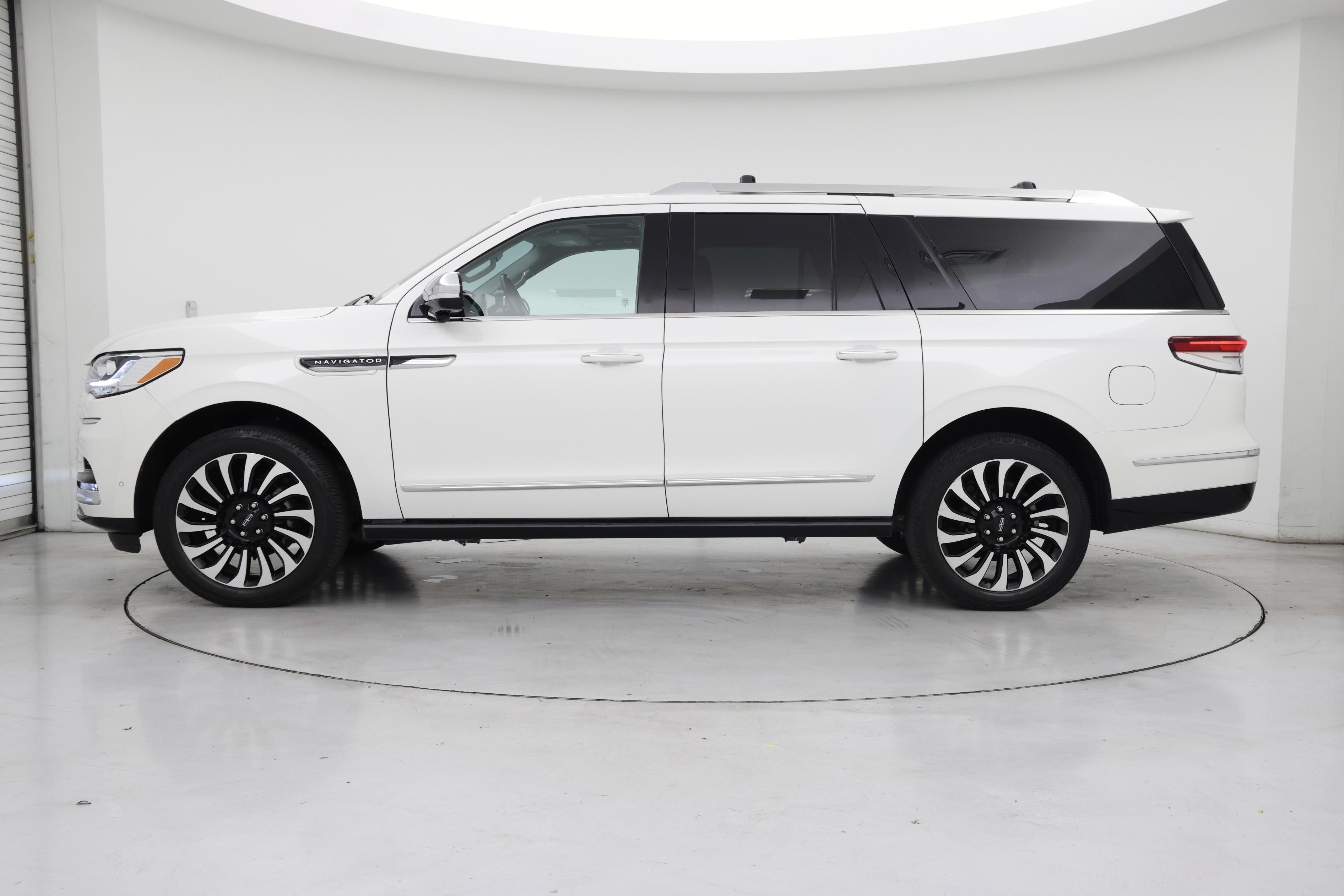 Thumbnail: 2023 Lincoln Navigator L - 3