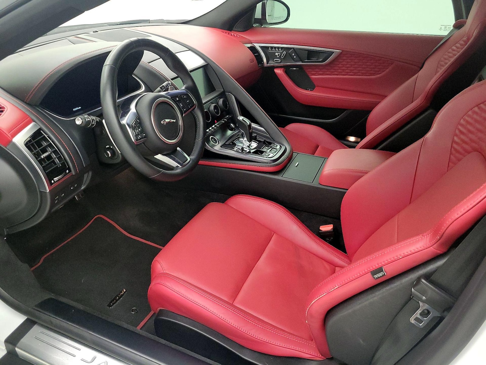 2024 Jaguar F-Type R-Dynamic - Photo 12