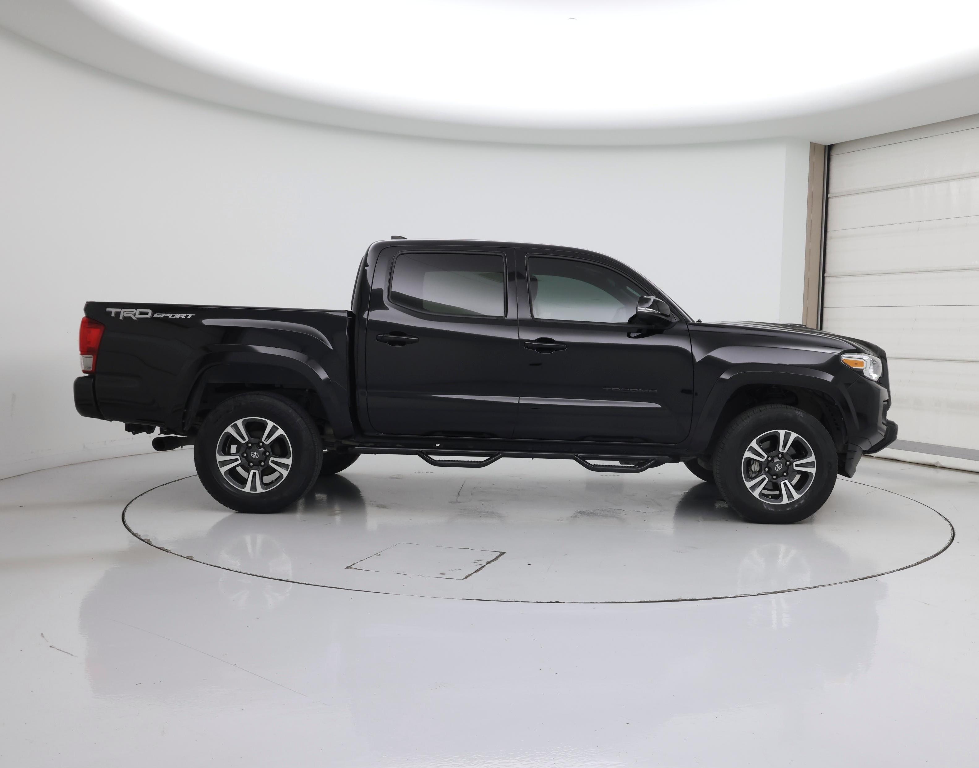 Thumbnail: 2017 Toyota Tacoma - 7