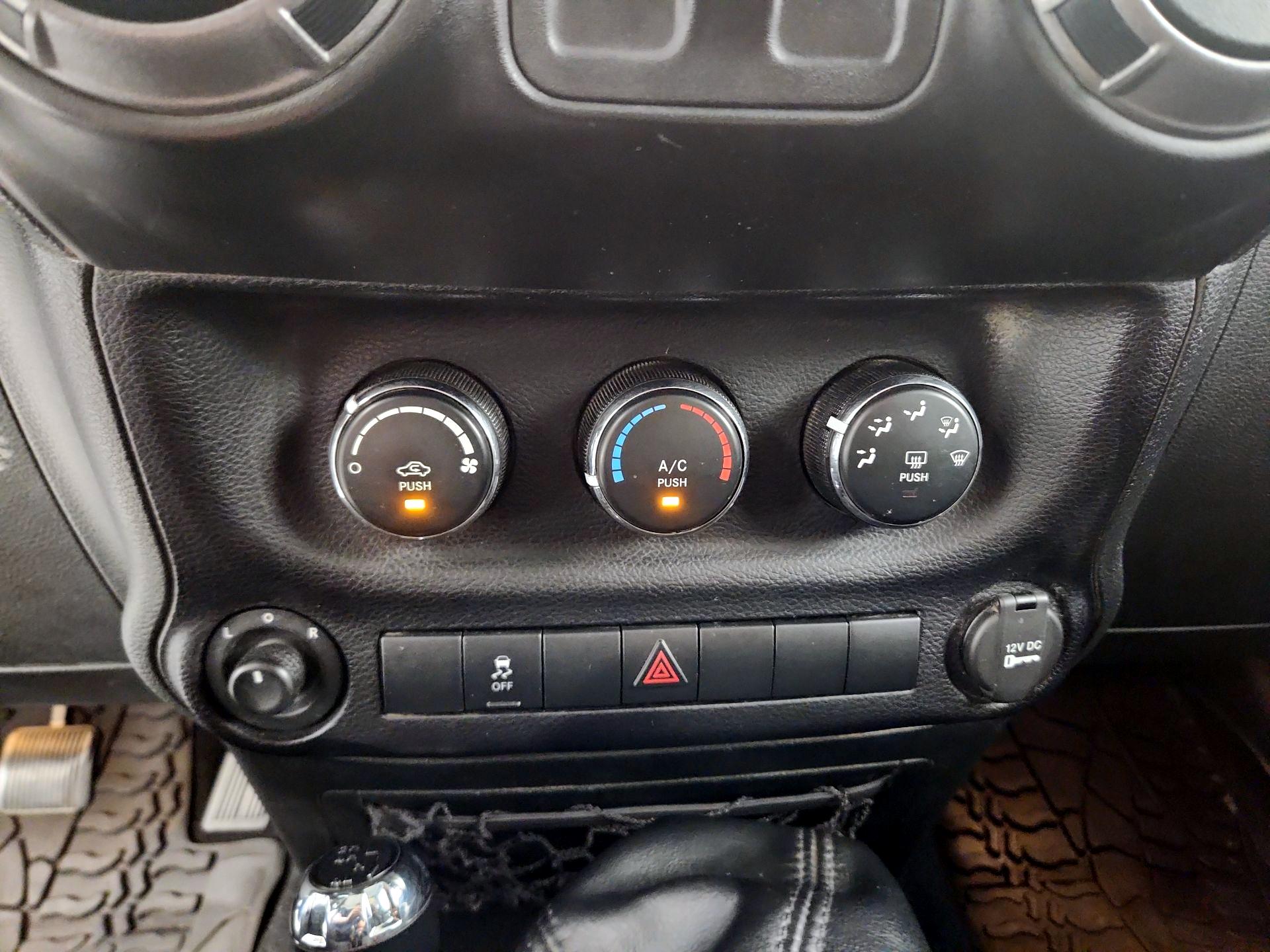 Thumbnail: 2015 Jeep Wrangler - 14
