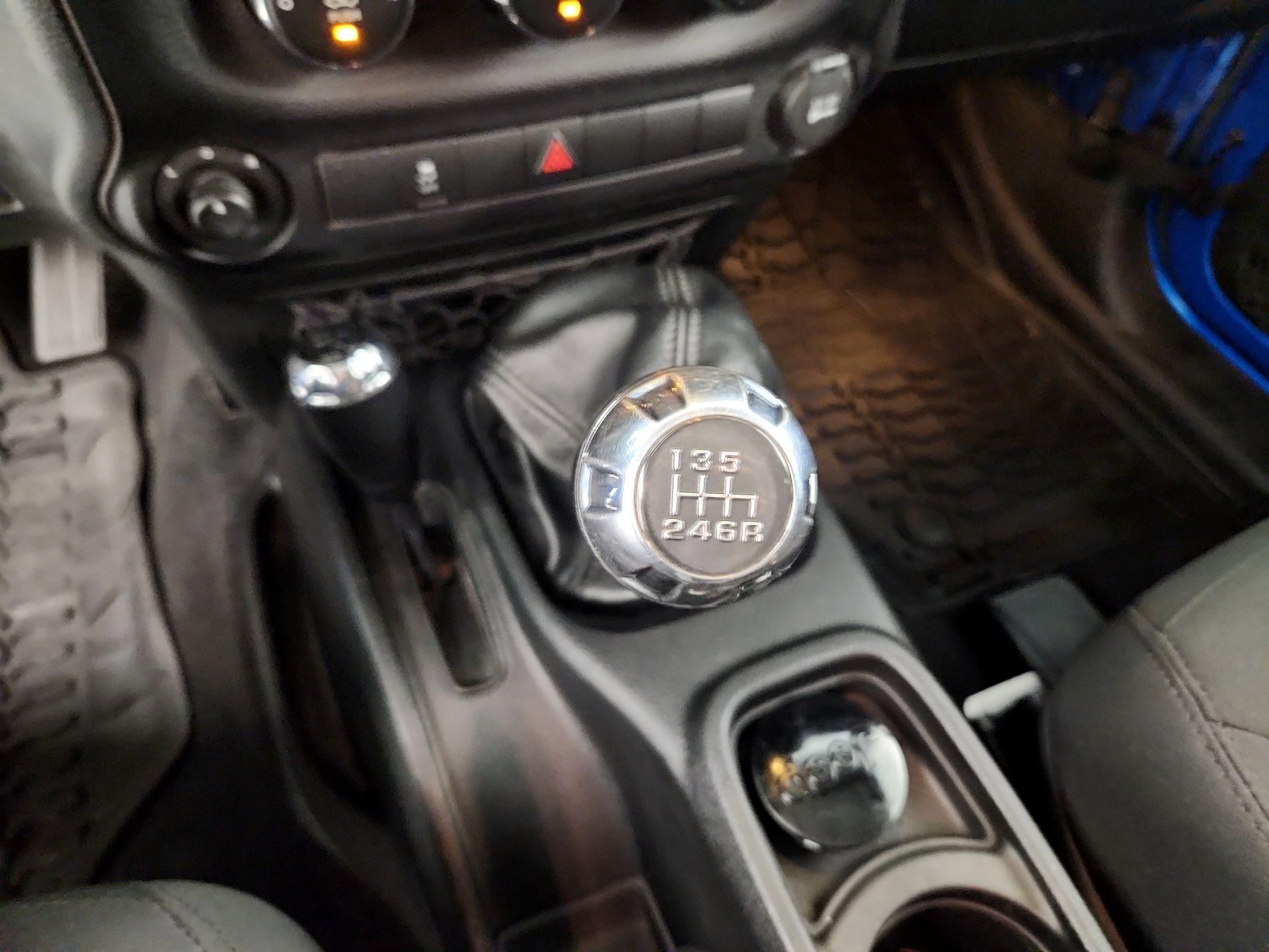 Thumbnail: 2015 Jeep Wrangler - 15