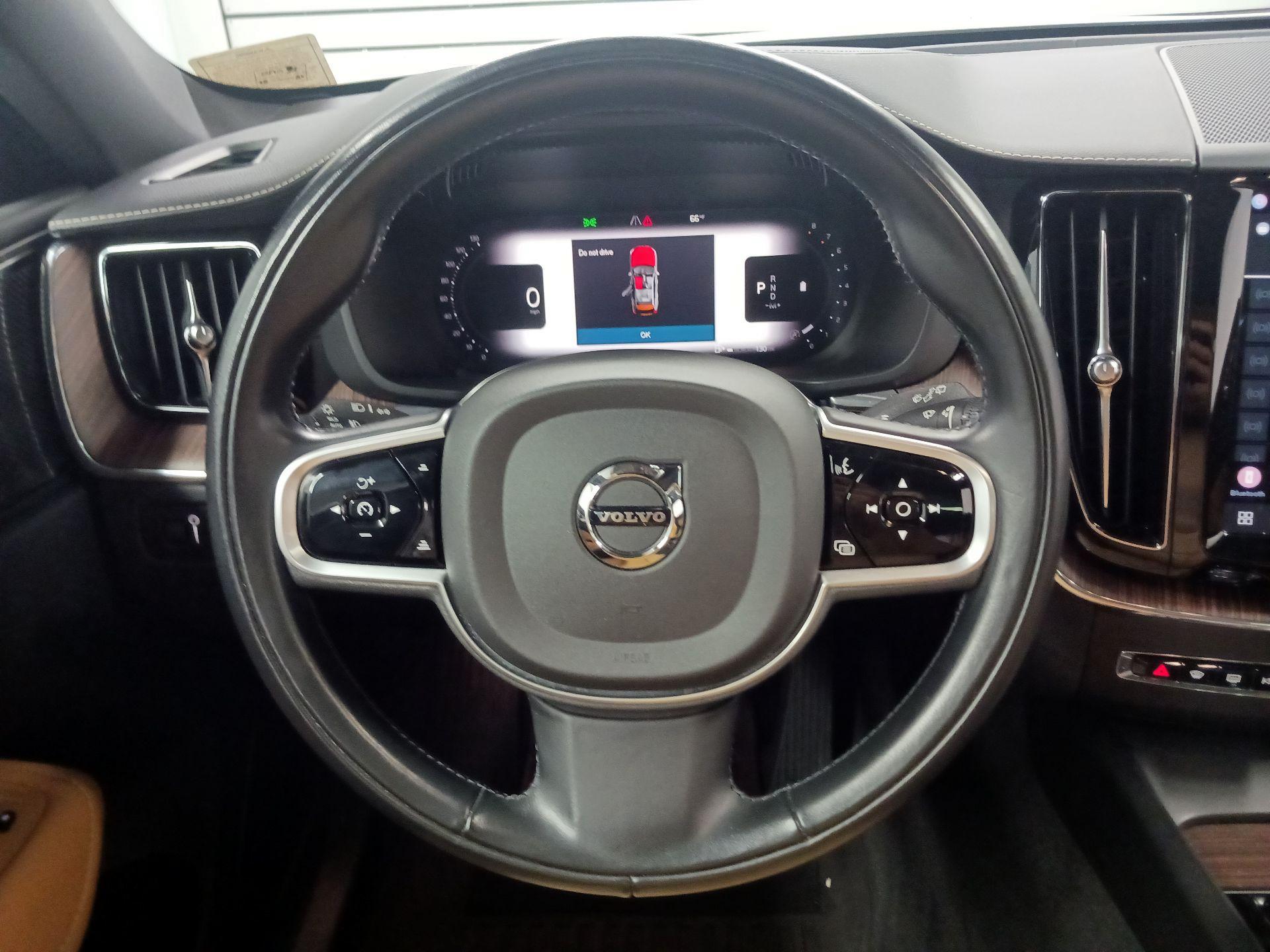 Thumbnail: 2022 Volvo XC60 - 10