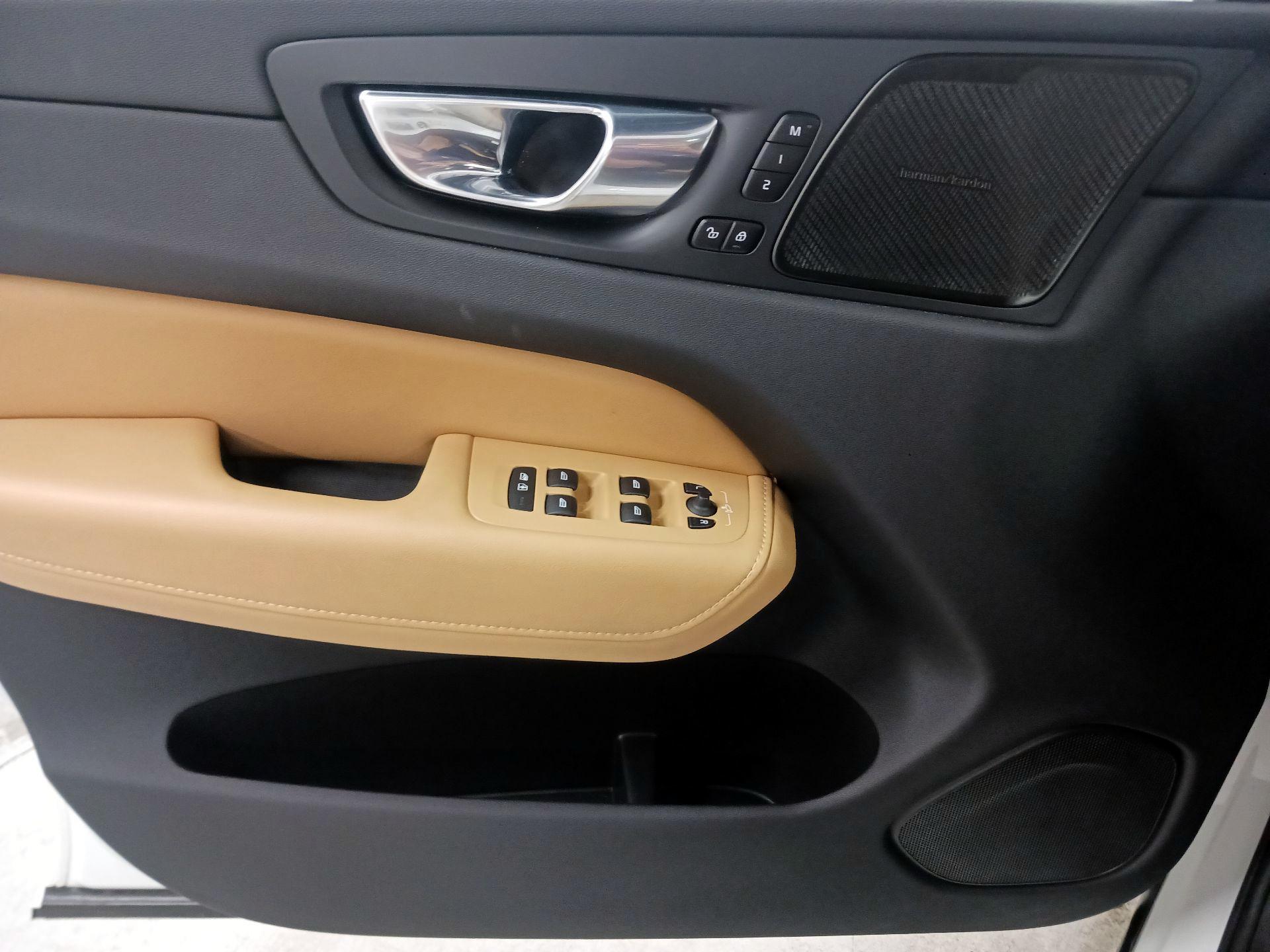 Thumbnail: 2022 Volvo XC60 - 12