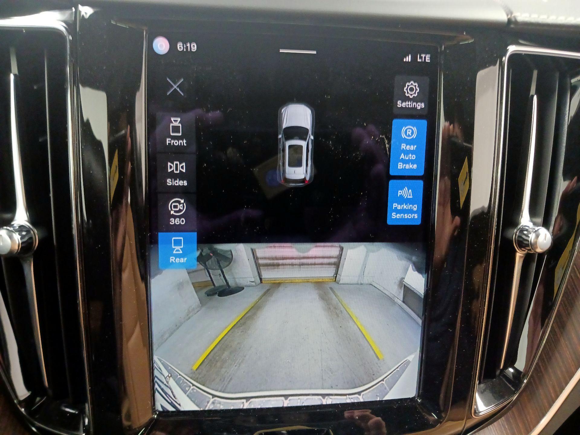 Thumbnail: 2022 Volvo XC60 - 14
