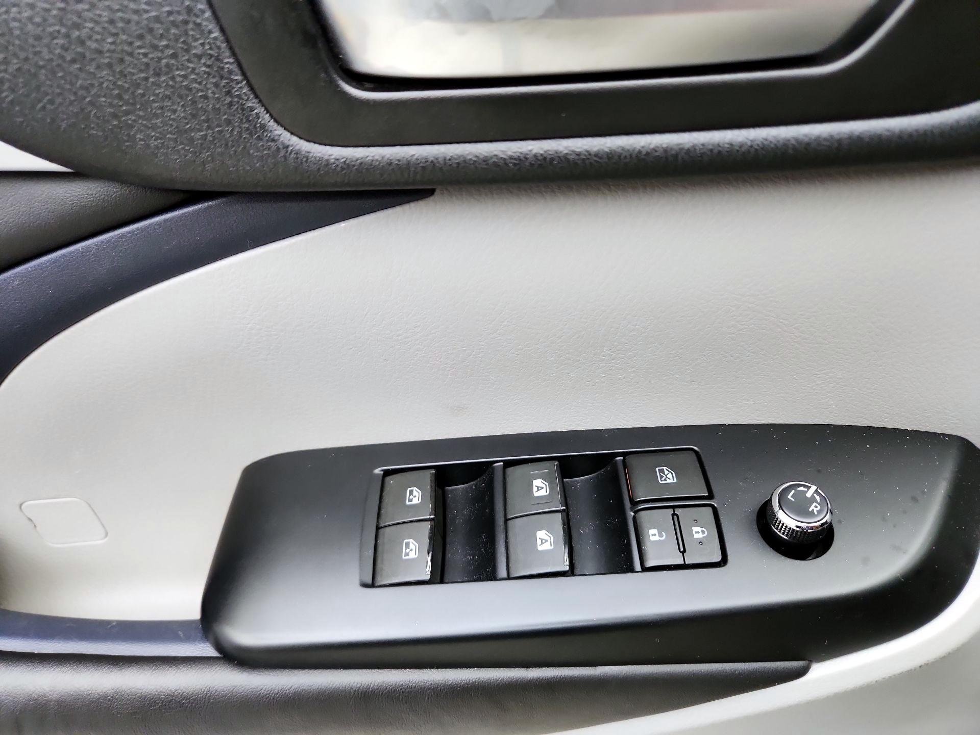Thumbnail: 2017 Toyota Highlander - 12