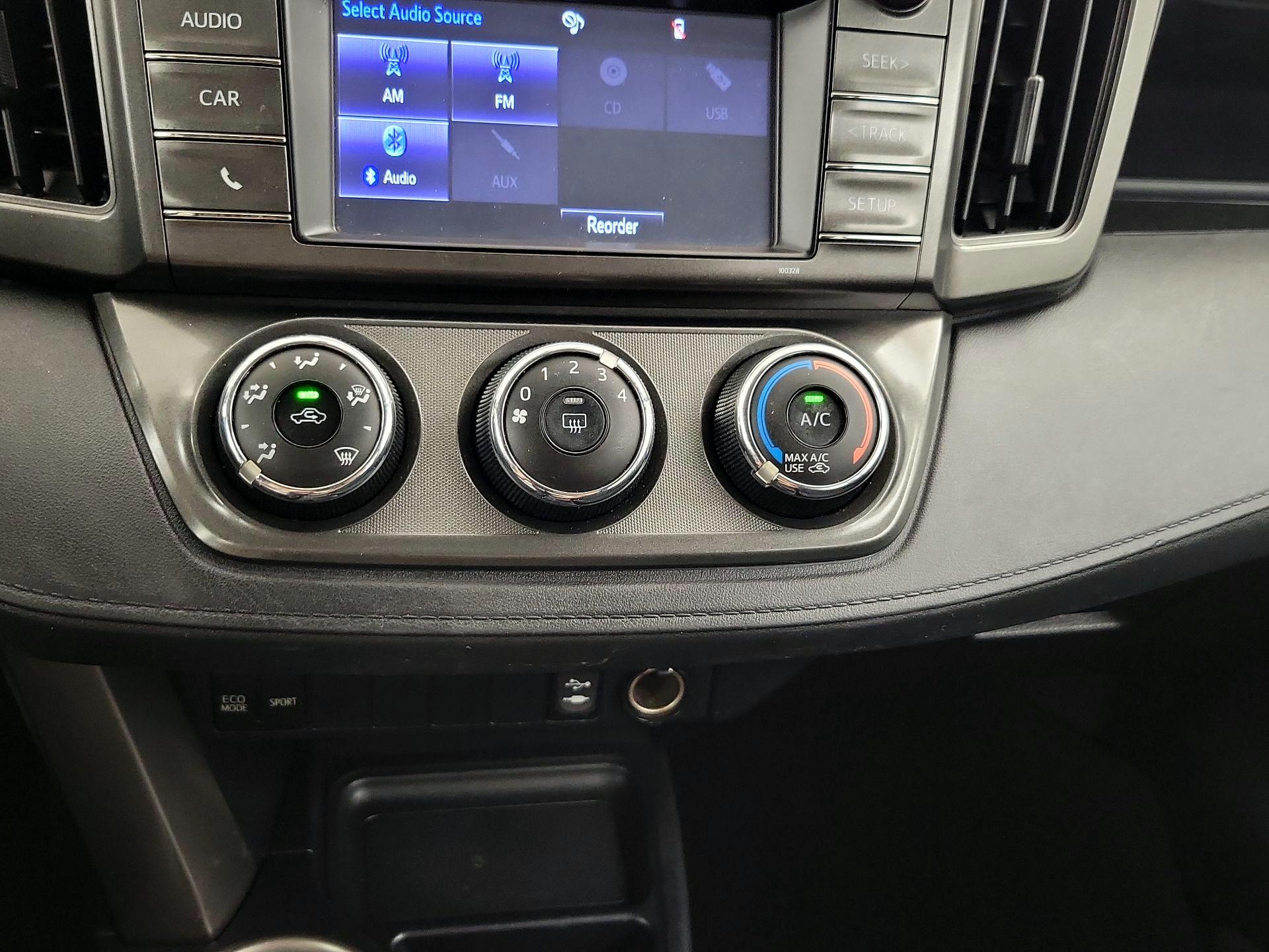 Thumbnail: 2015 Toyota RAV4 - 16
