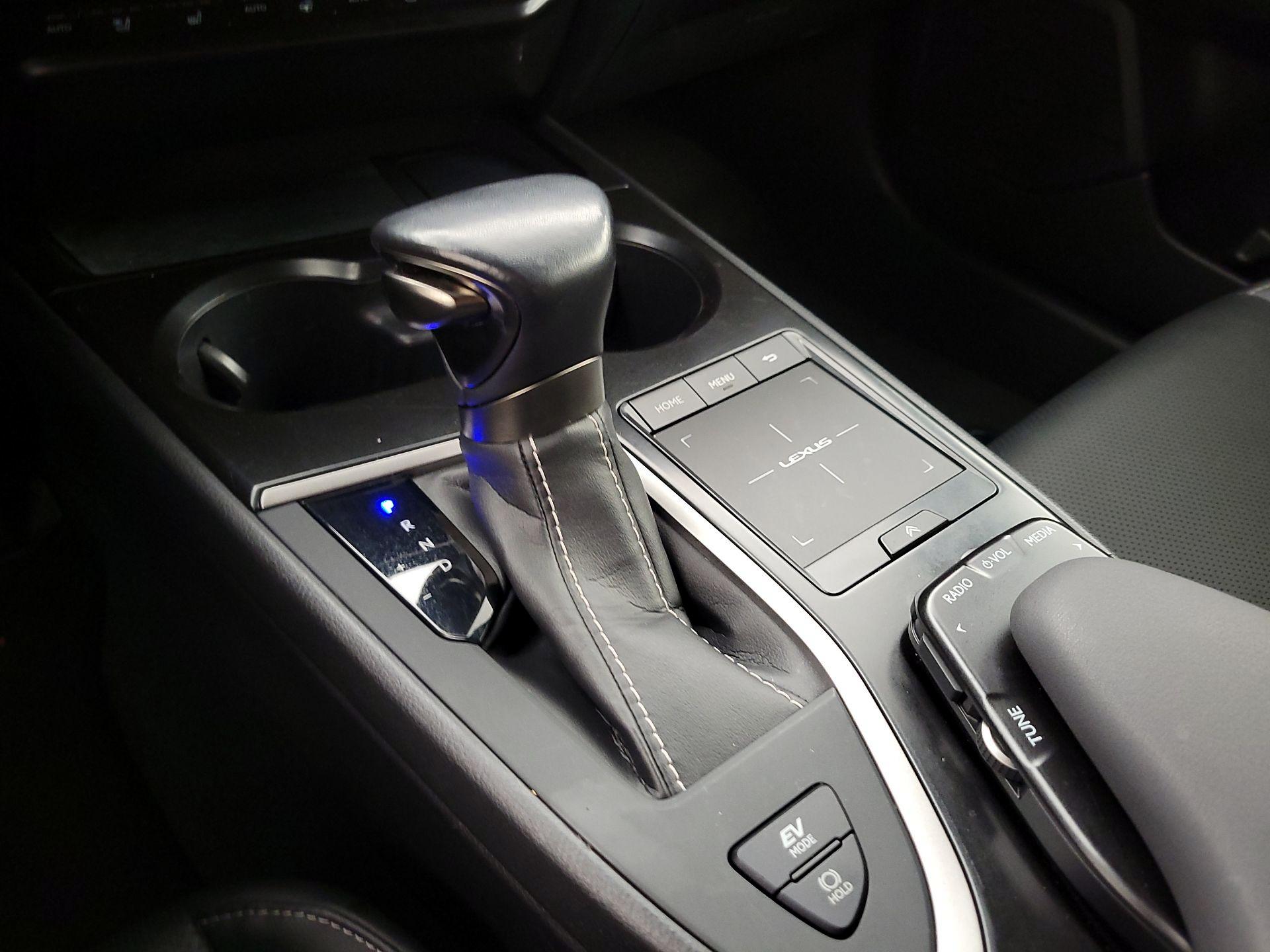 Thumbnail: 2020 Lexus UX - 16