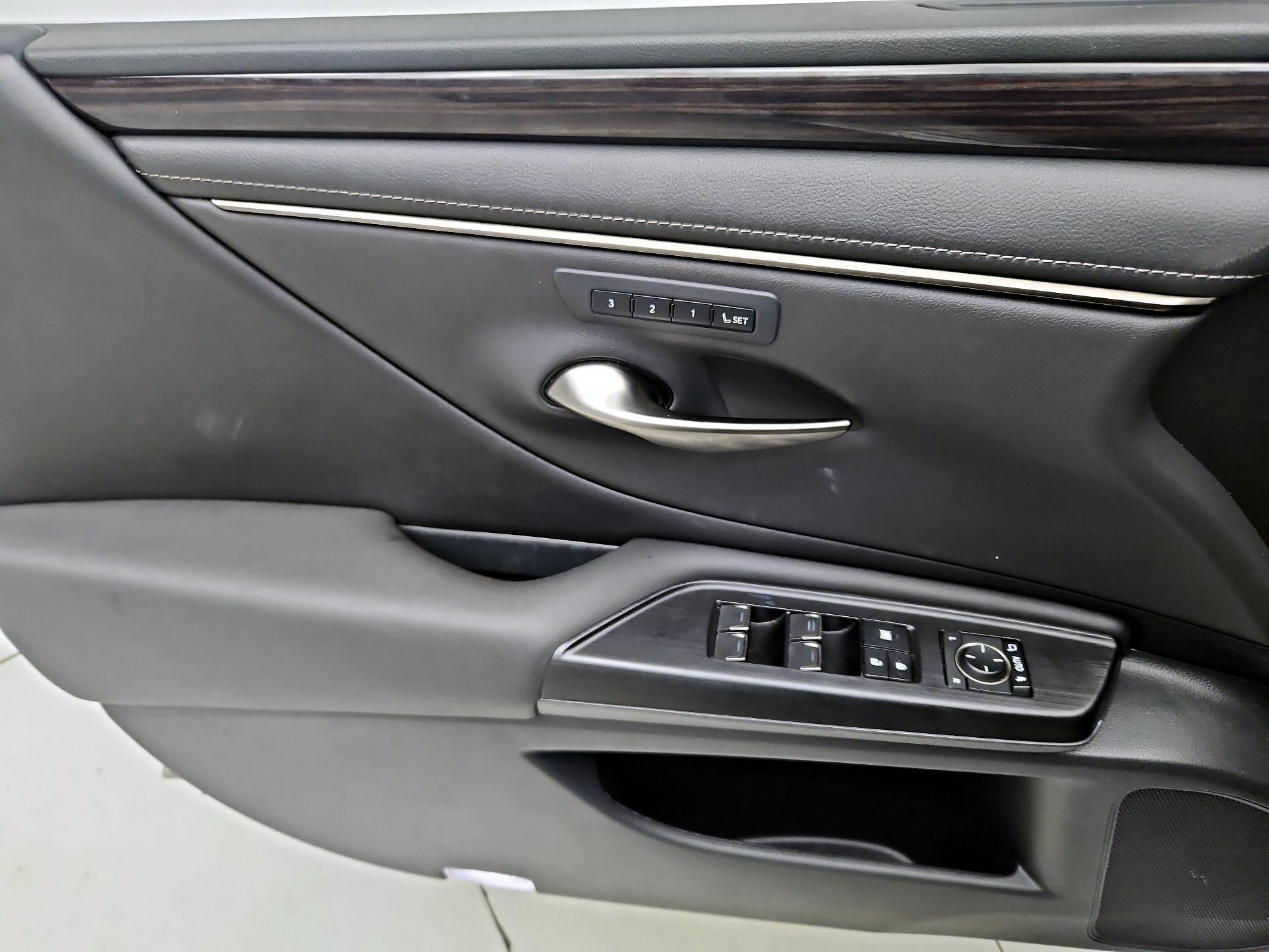 Thumbnail: 2021 Lexus ES - 12