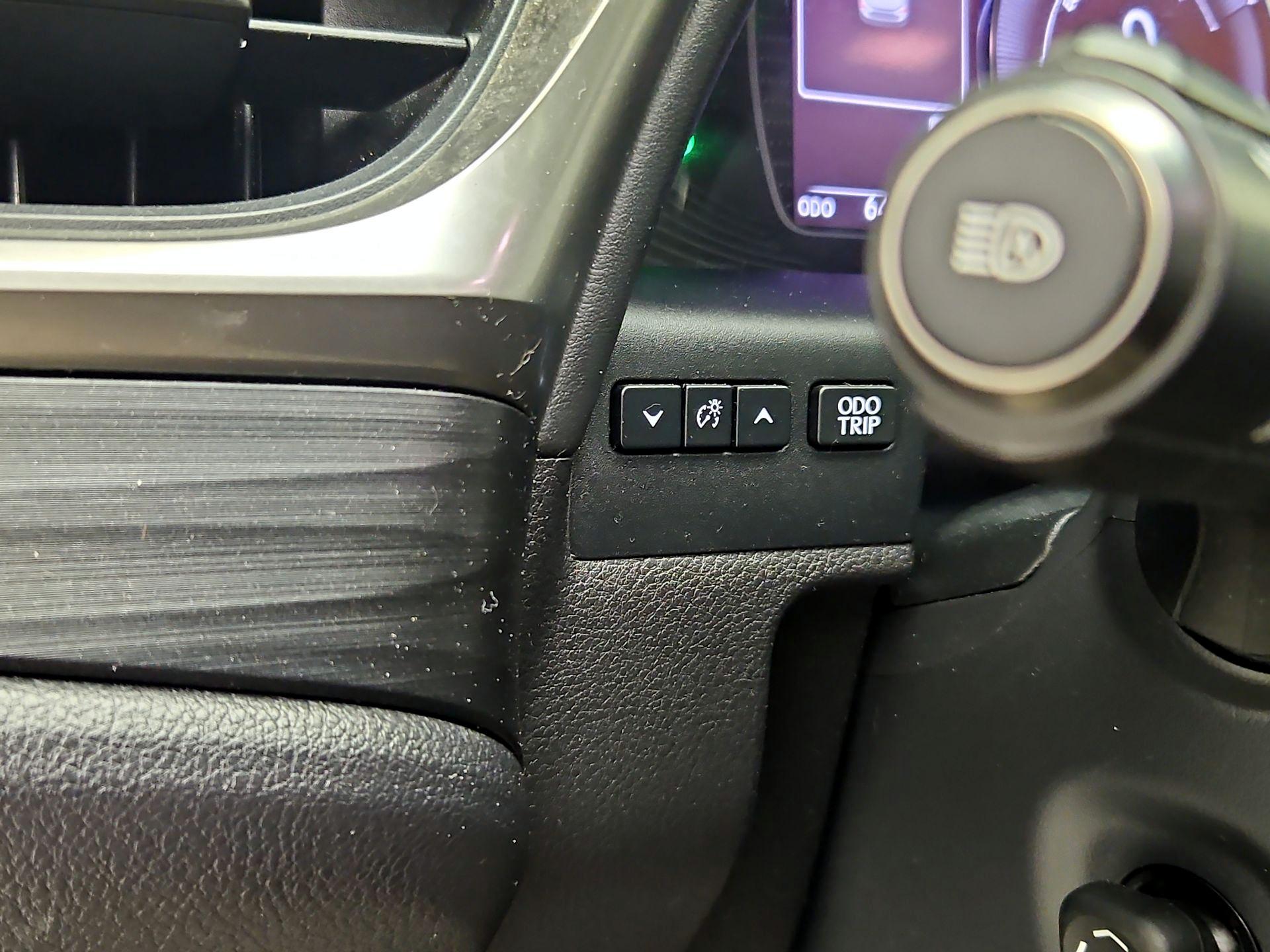 Thumbnail: 2021 Lexus ES - 13