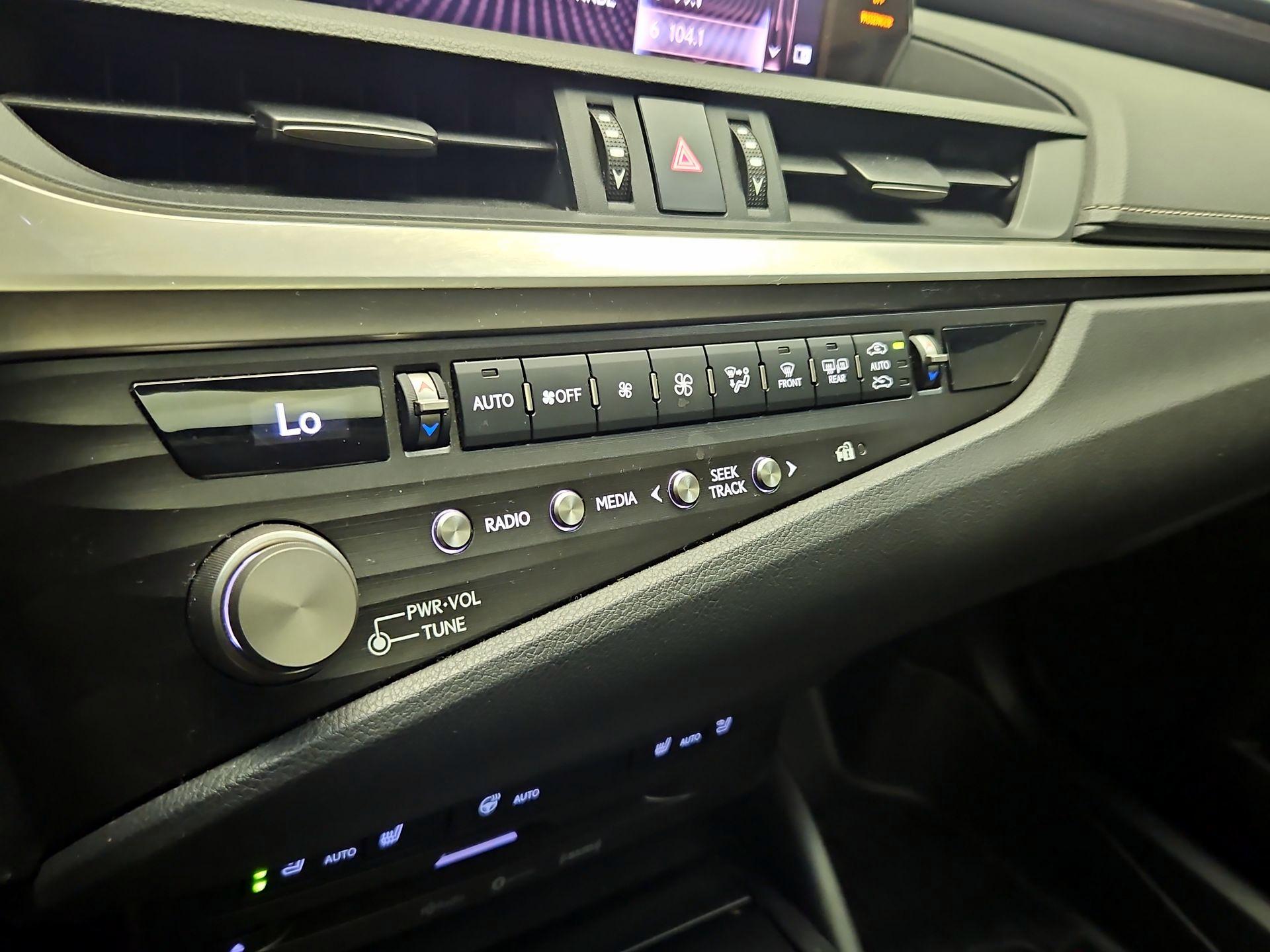 Thumbnail: 2021 Lexus ES - 17