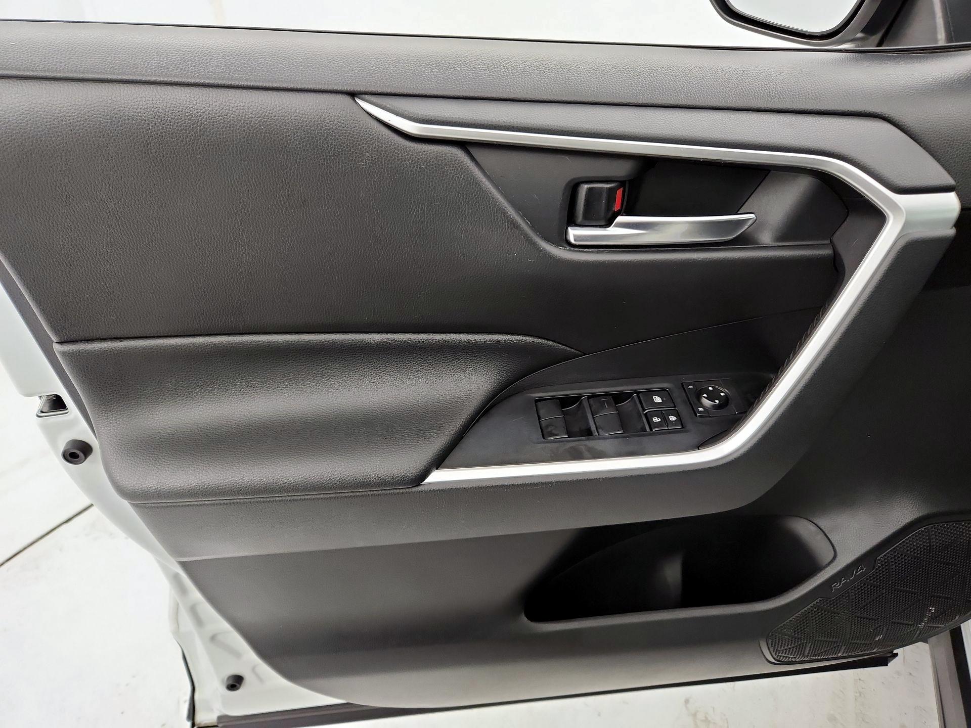 Thumbnail: 2019 Toyota RAV4 - 12