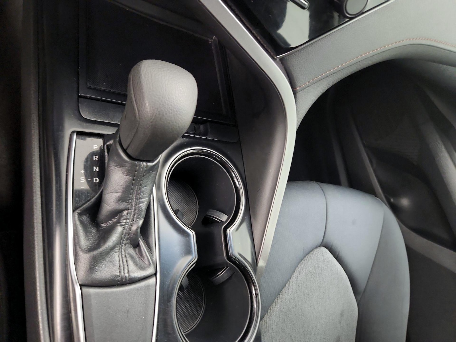 2019 Toyota Camry LE - Photo 18