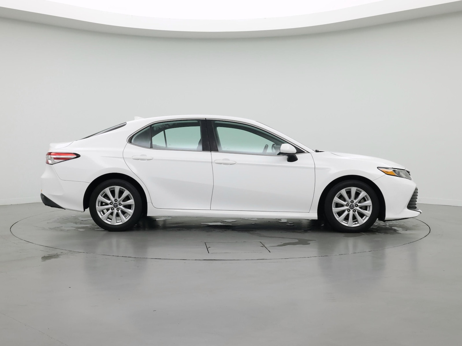 2019 Toyota Camry LE - Photo 8