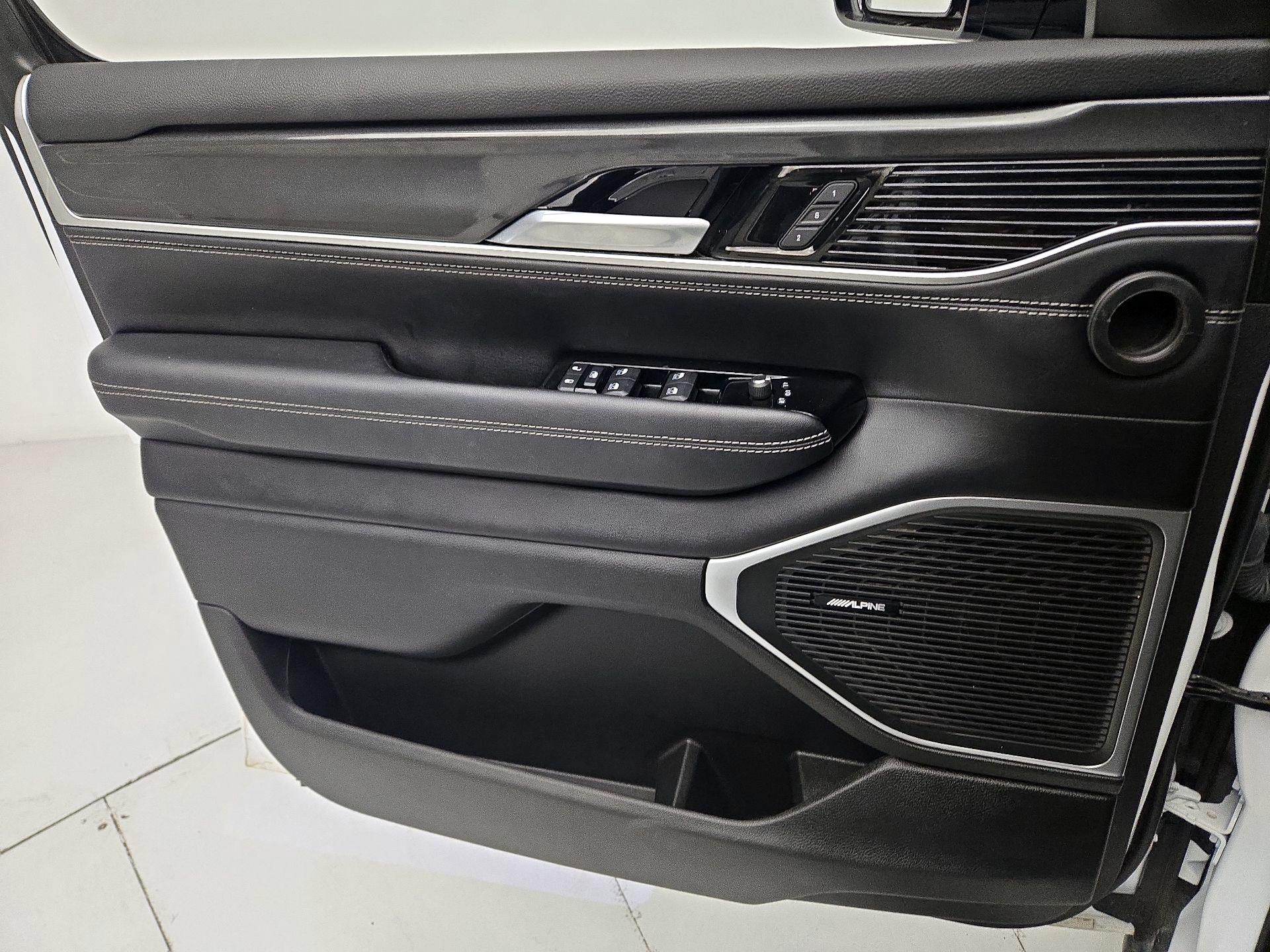 Thumbnail: 2022 Jeep Wagoneer - 12