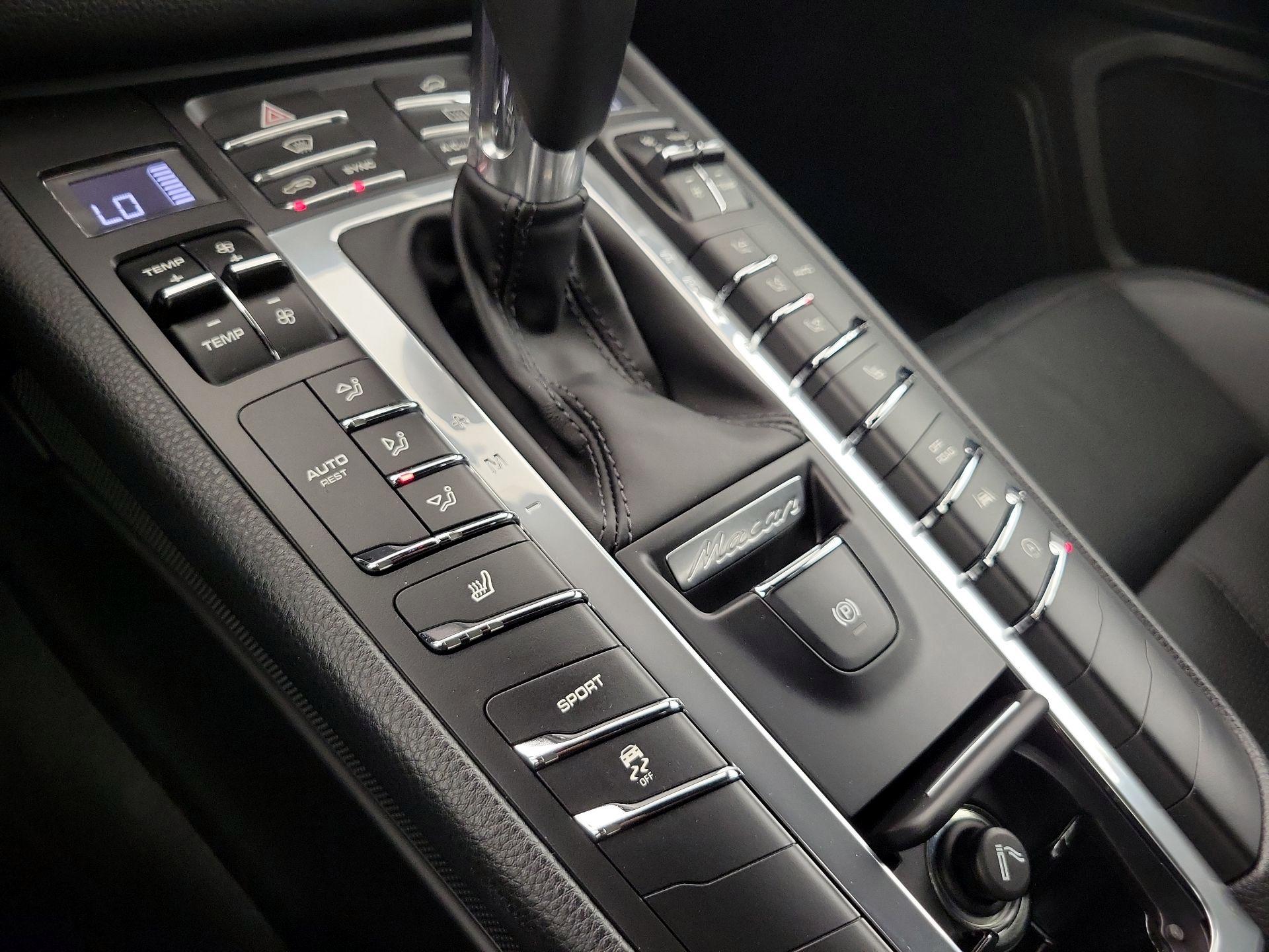 Thumbnail: 2017 Porsche Macan - 16