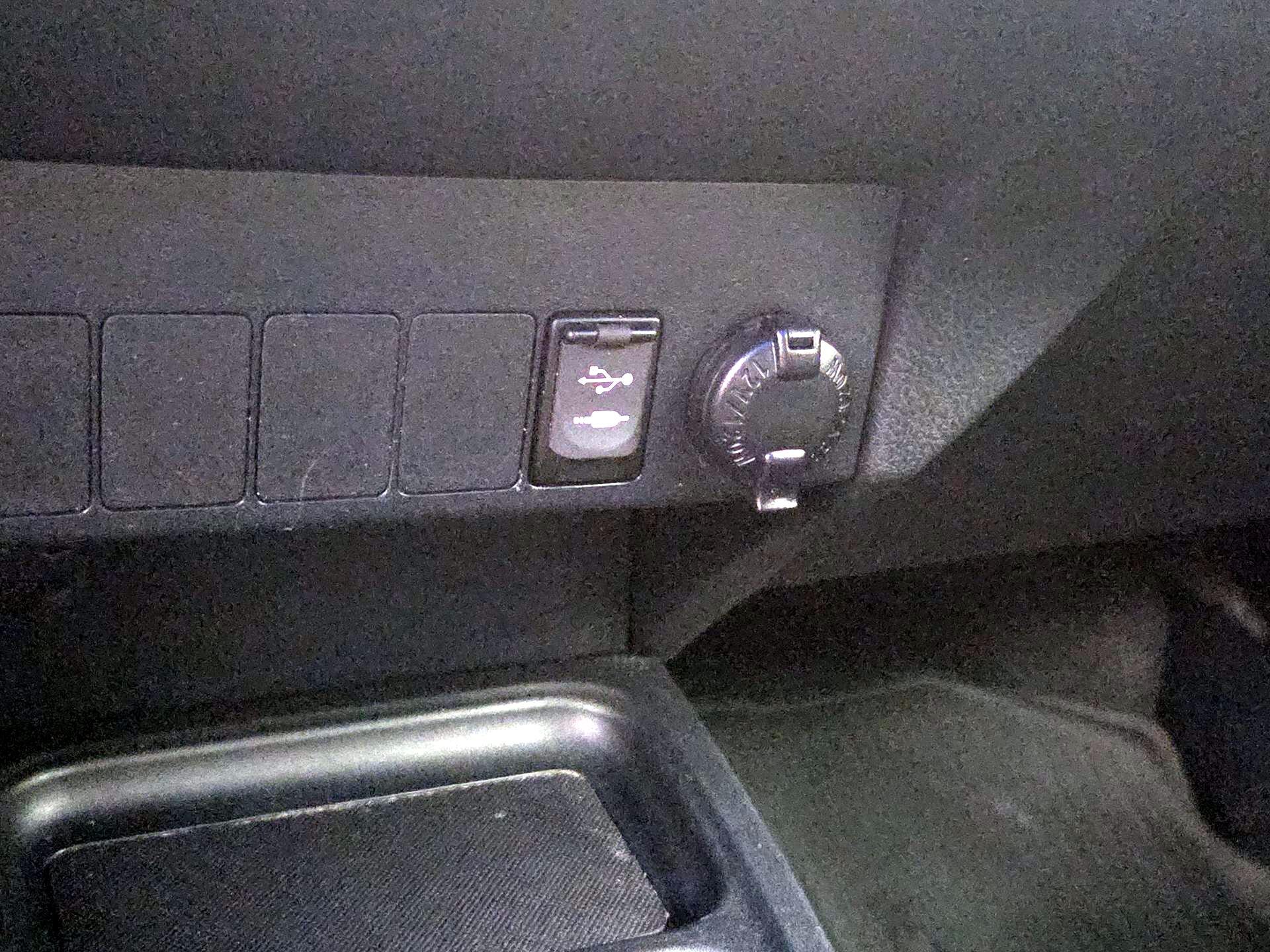 Thumbnail: 2017 Toyota RAV4 - 18
