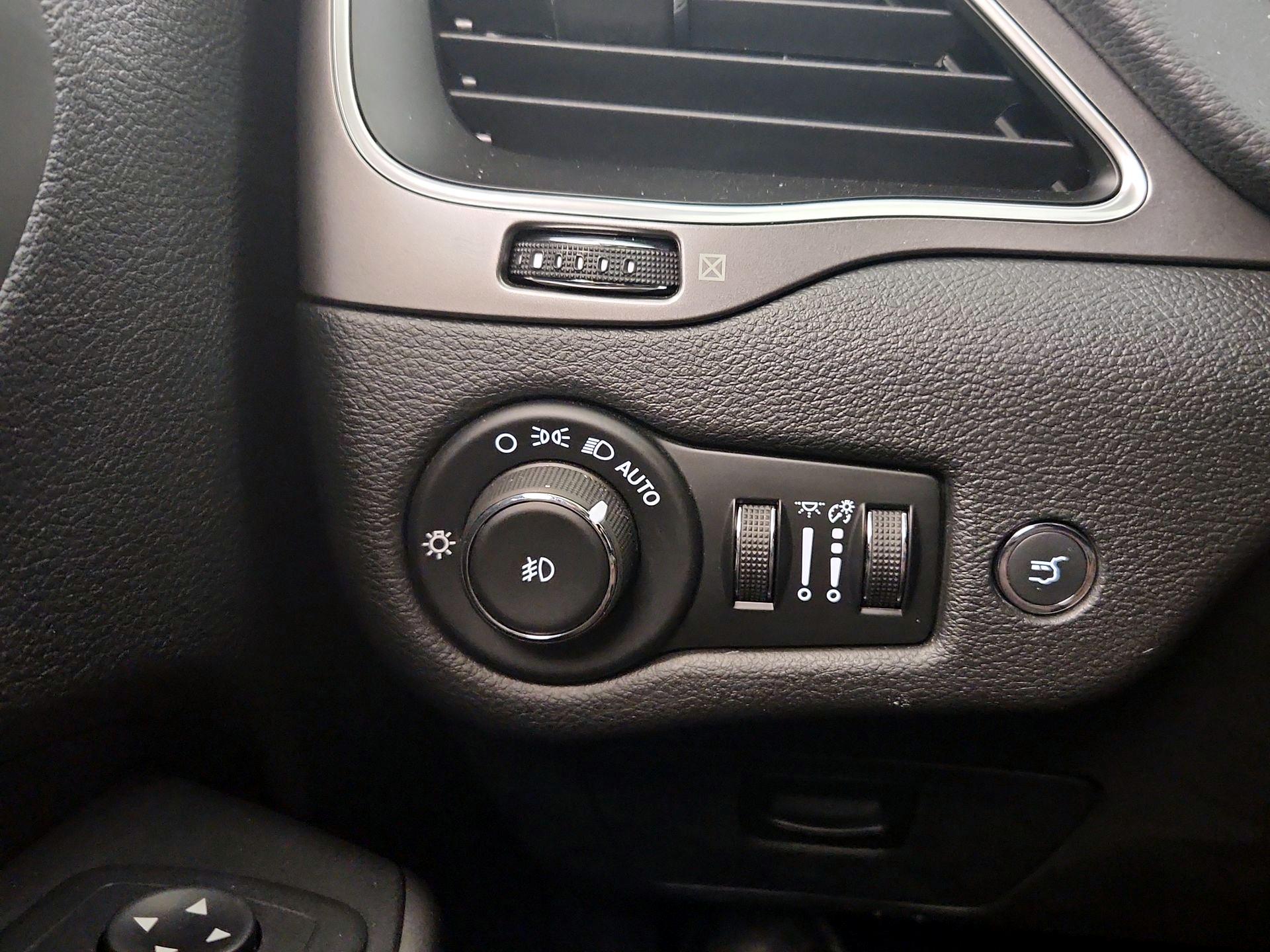 Thumbnail: 2020 Jeep Cherokee - 13