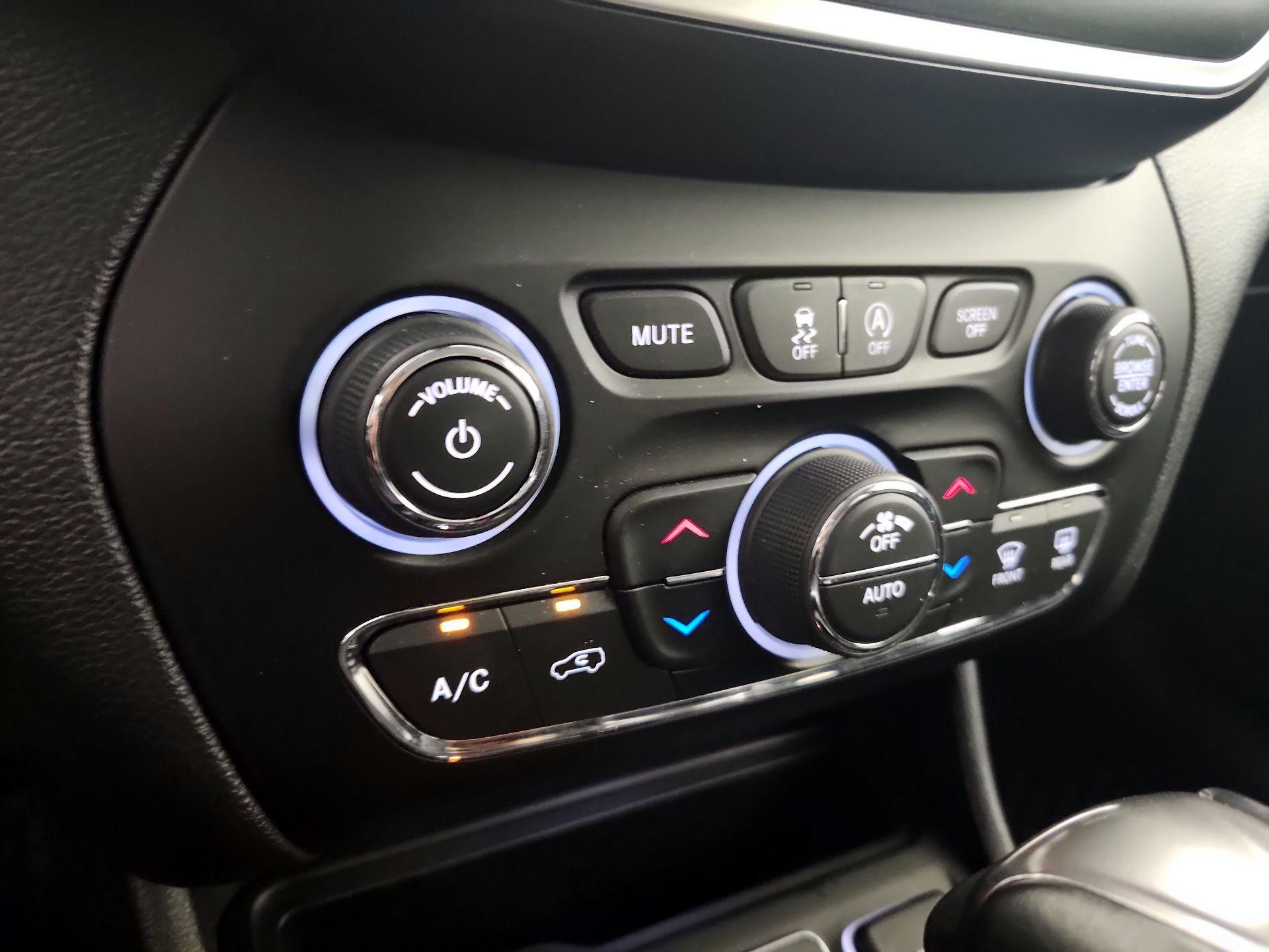 Thumbnail: 2020 Jeep Cherokee - 16