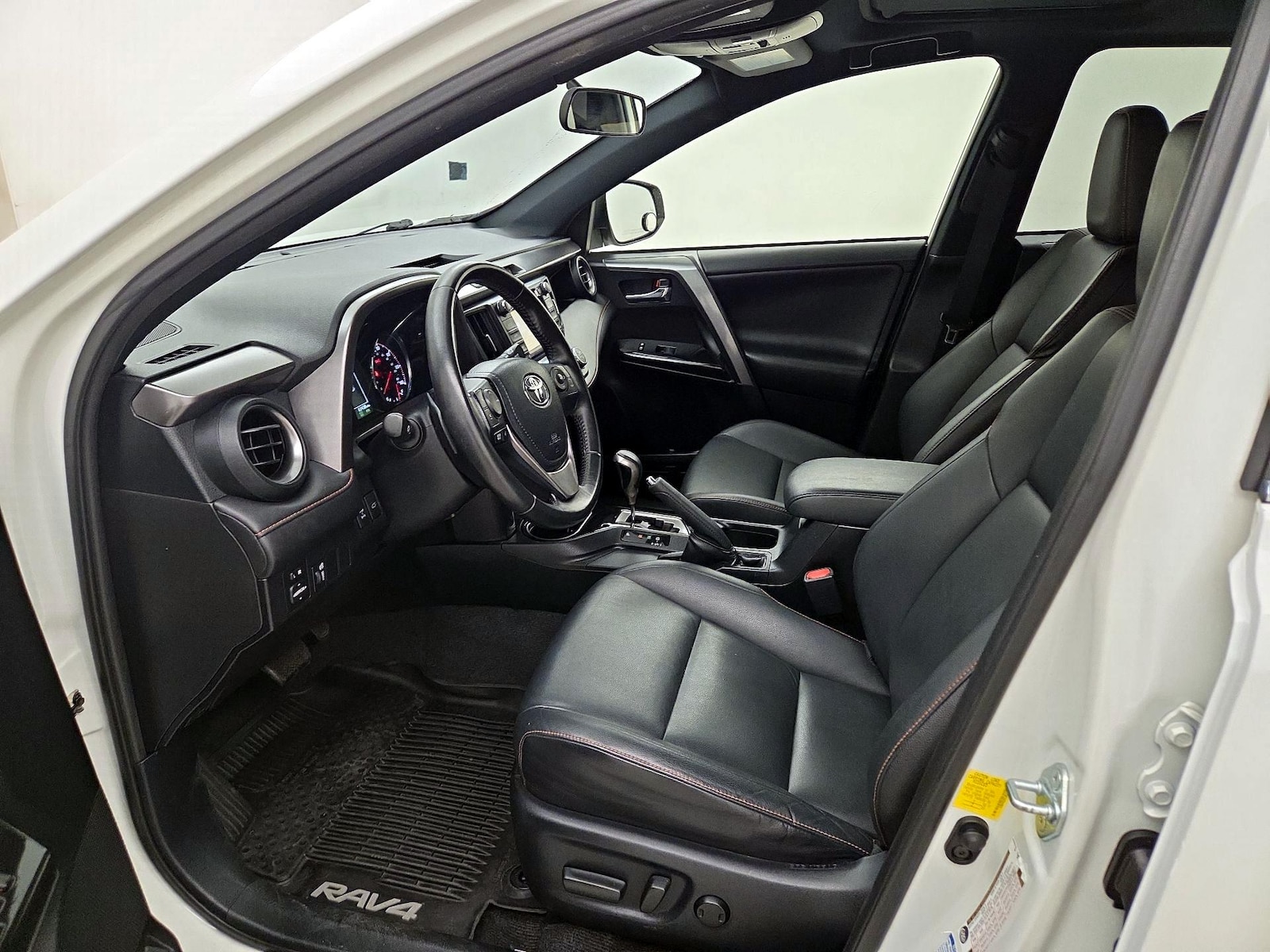 2016 Toyota RAV4 SE - Photo 12