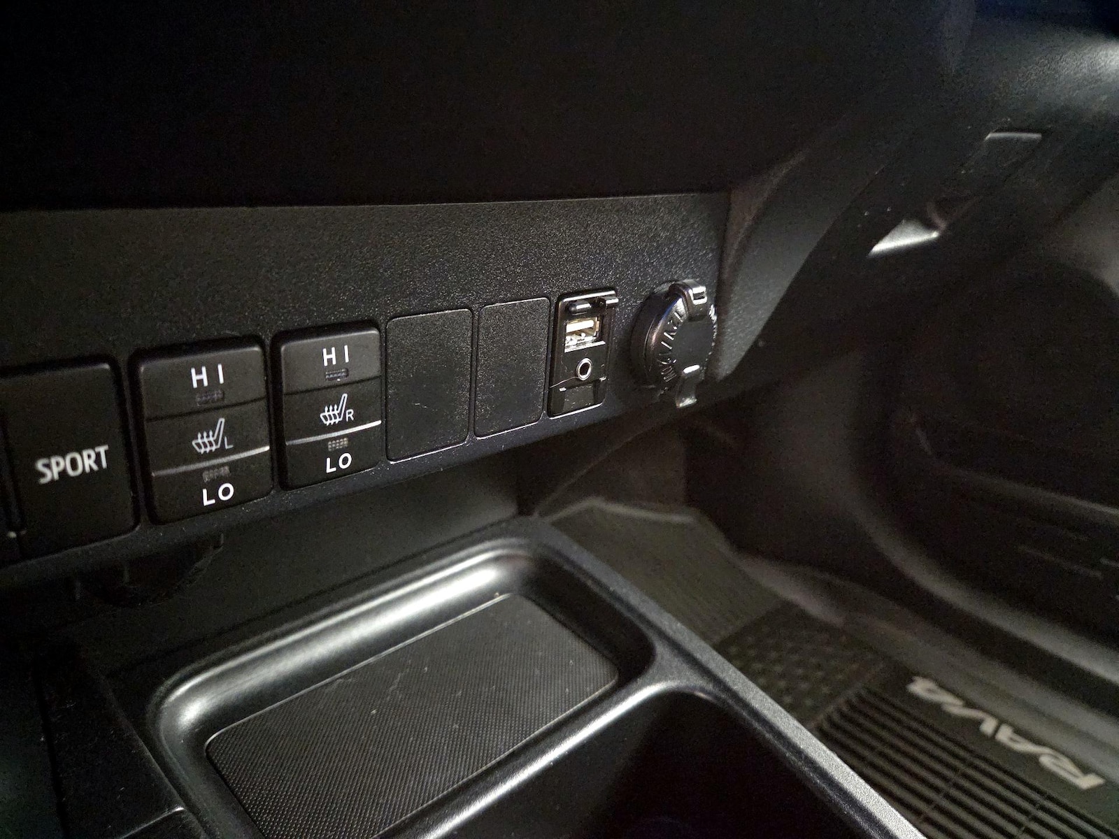 2016 Toyota RAV4 SE - Photo 19