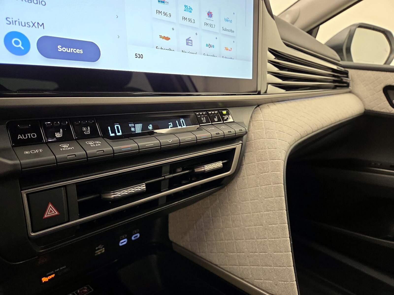 2025 Toyota Camry XLE - Photo 17