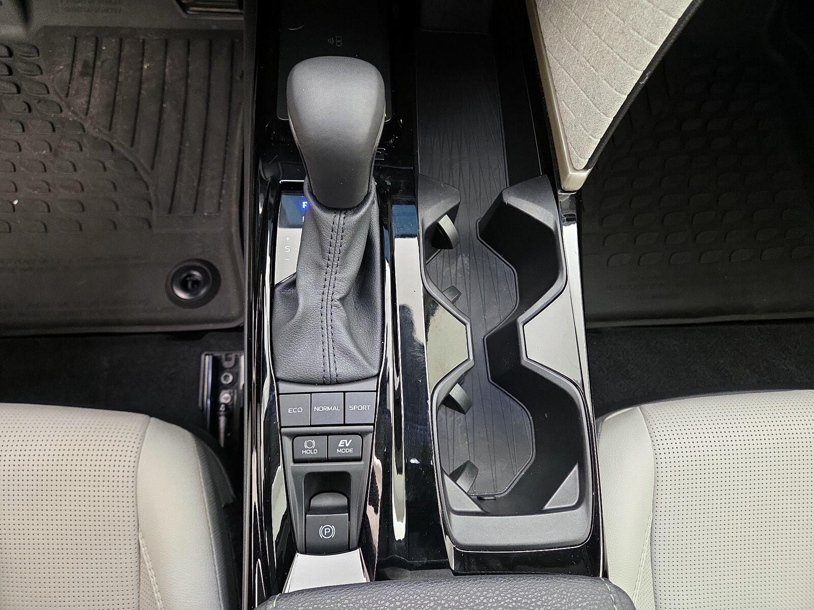 2025 Toyota Camry XLE - Photo 18