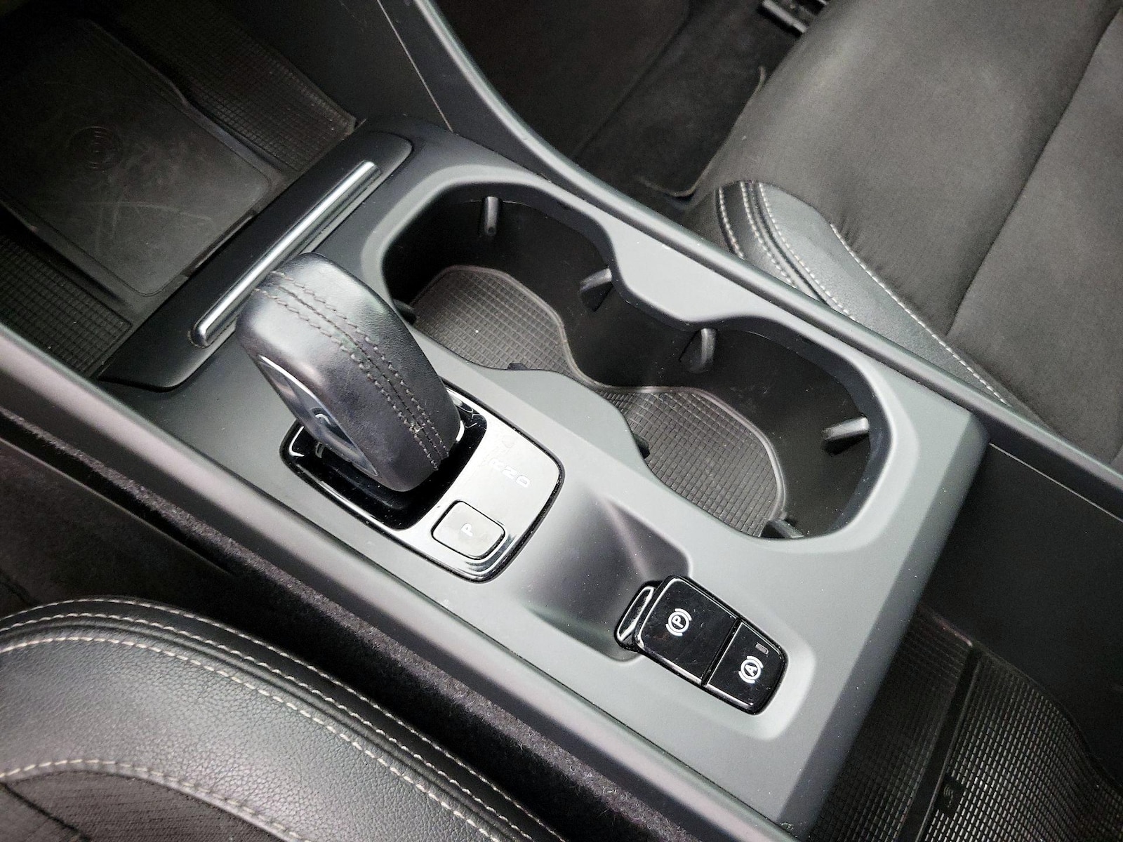 2020 Volvo XC40 Momentum - Photo 18