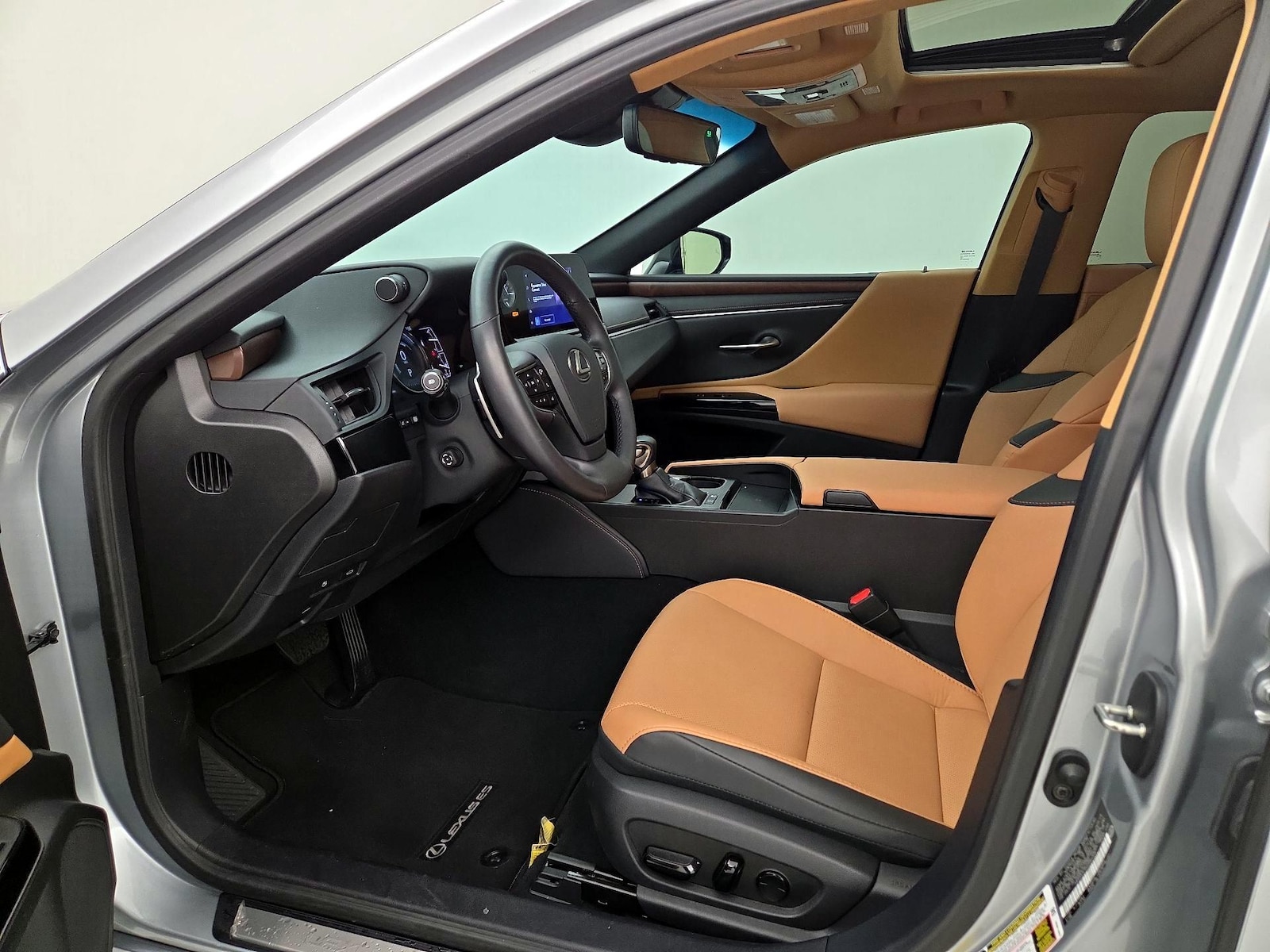 2025 Lexus ES Hybrid 300h - Photo 12
