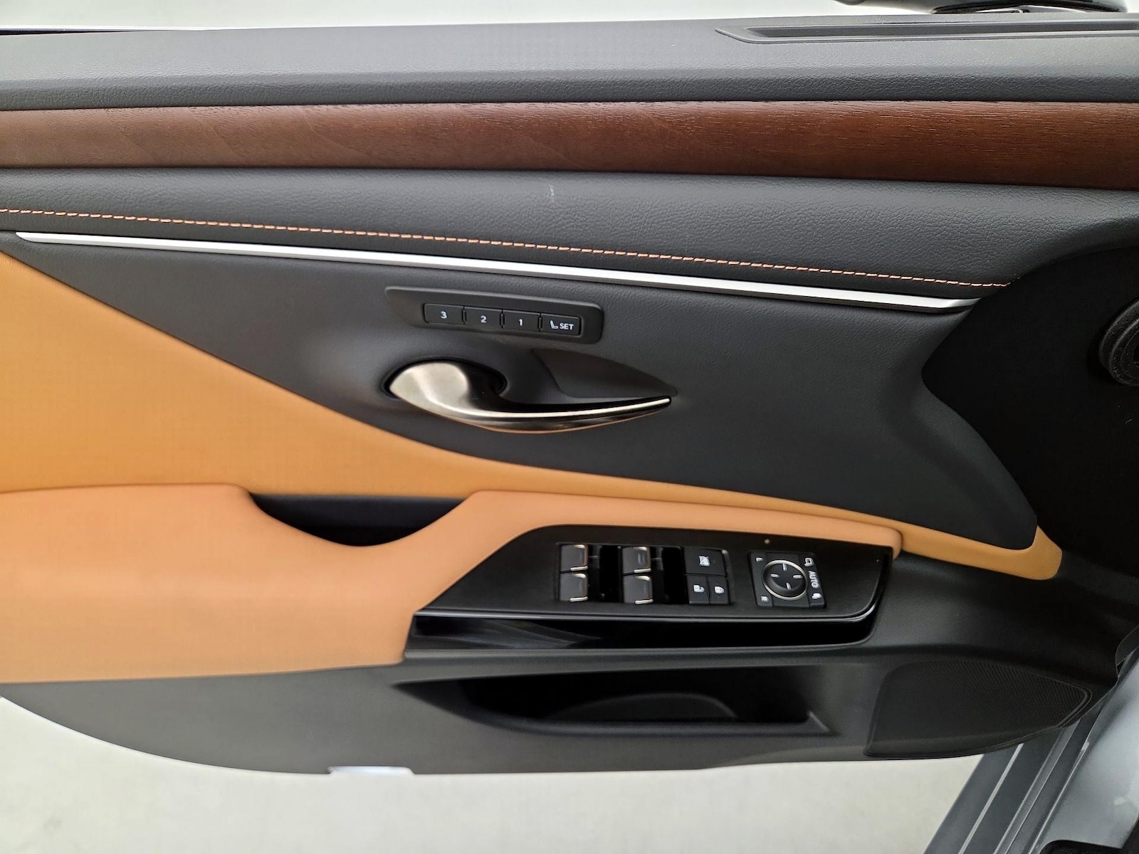 2025 Lexus ES Hybrid 300h - Photo 13