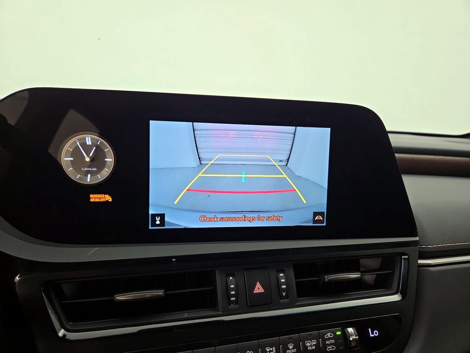 2025 Lexus ES Hybrid 300h - Photo 15
