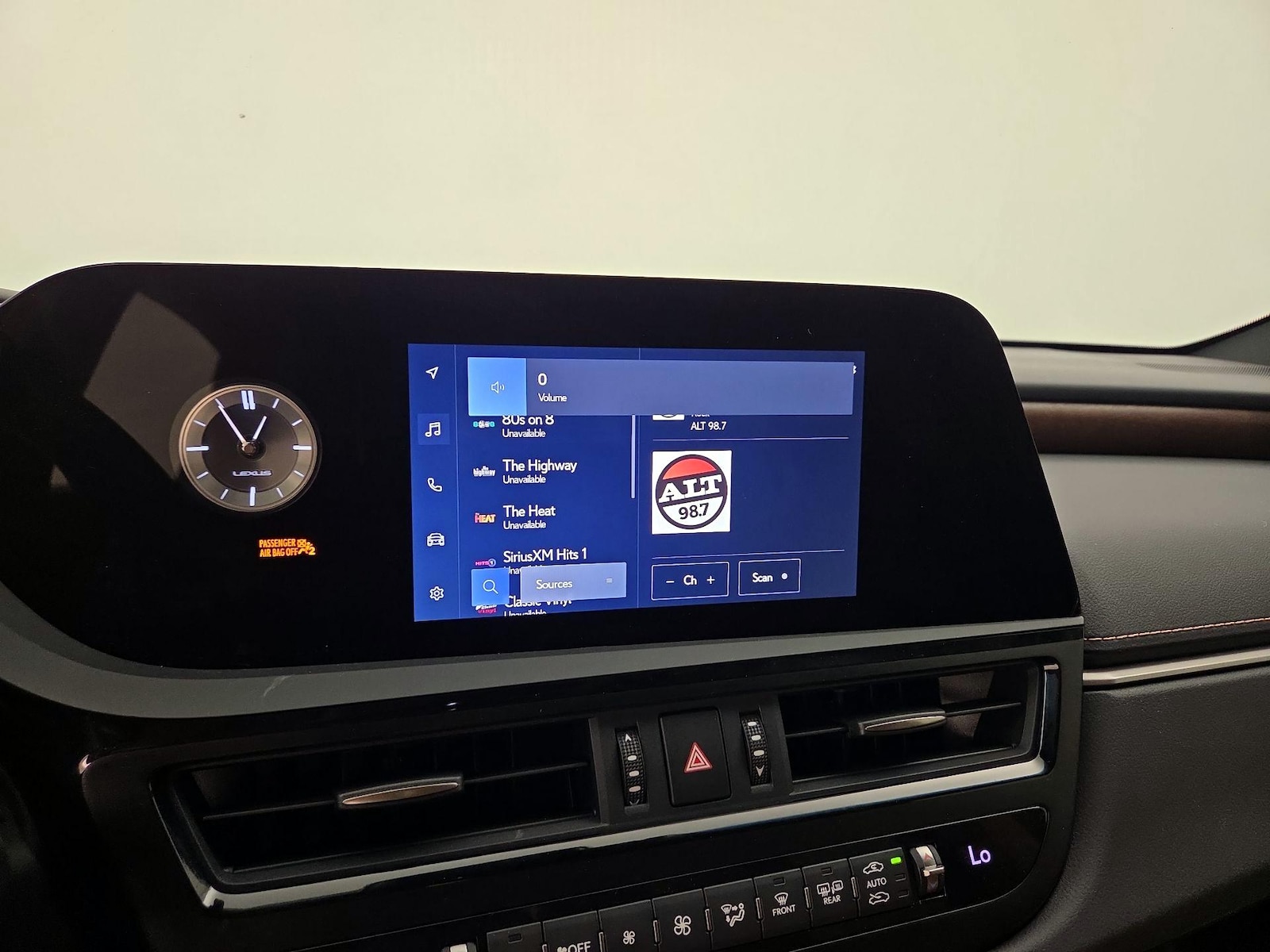 2025 Lexus ES Hybrid 300h - Photo 16