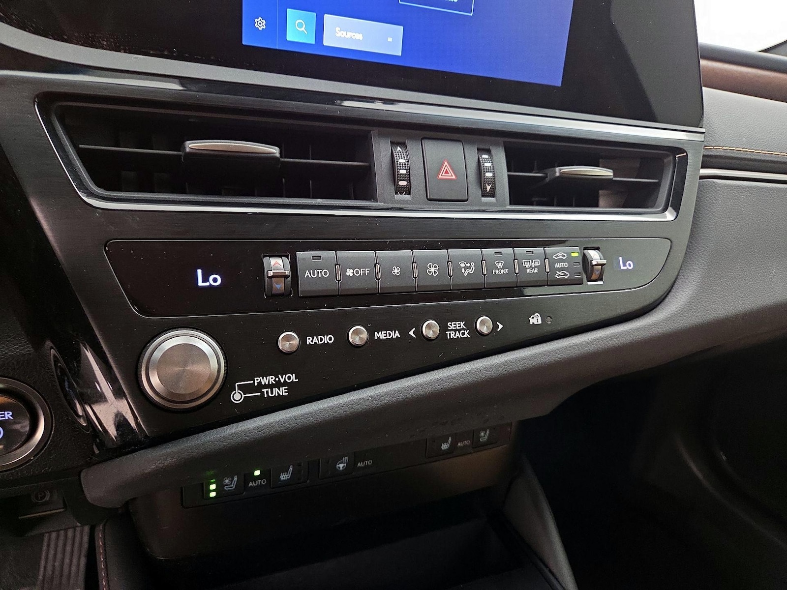 2025 Lexus ES Hybrid 300h - Photo 17