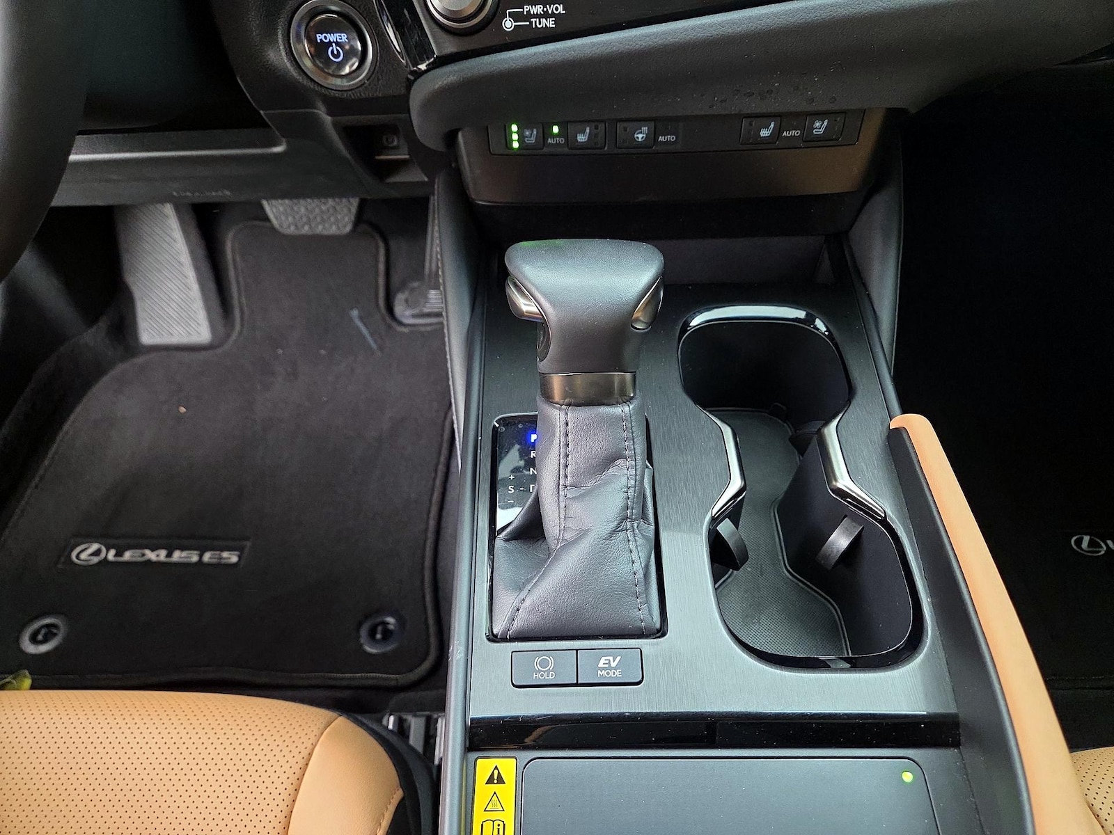 2025 Lexus ES Hybrid 300h - Photo 18