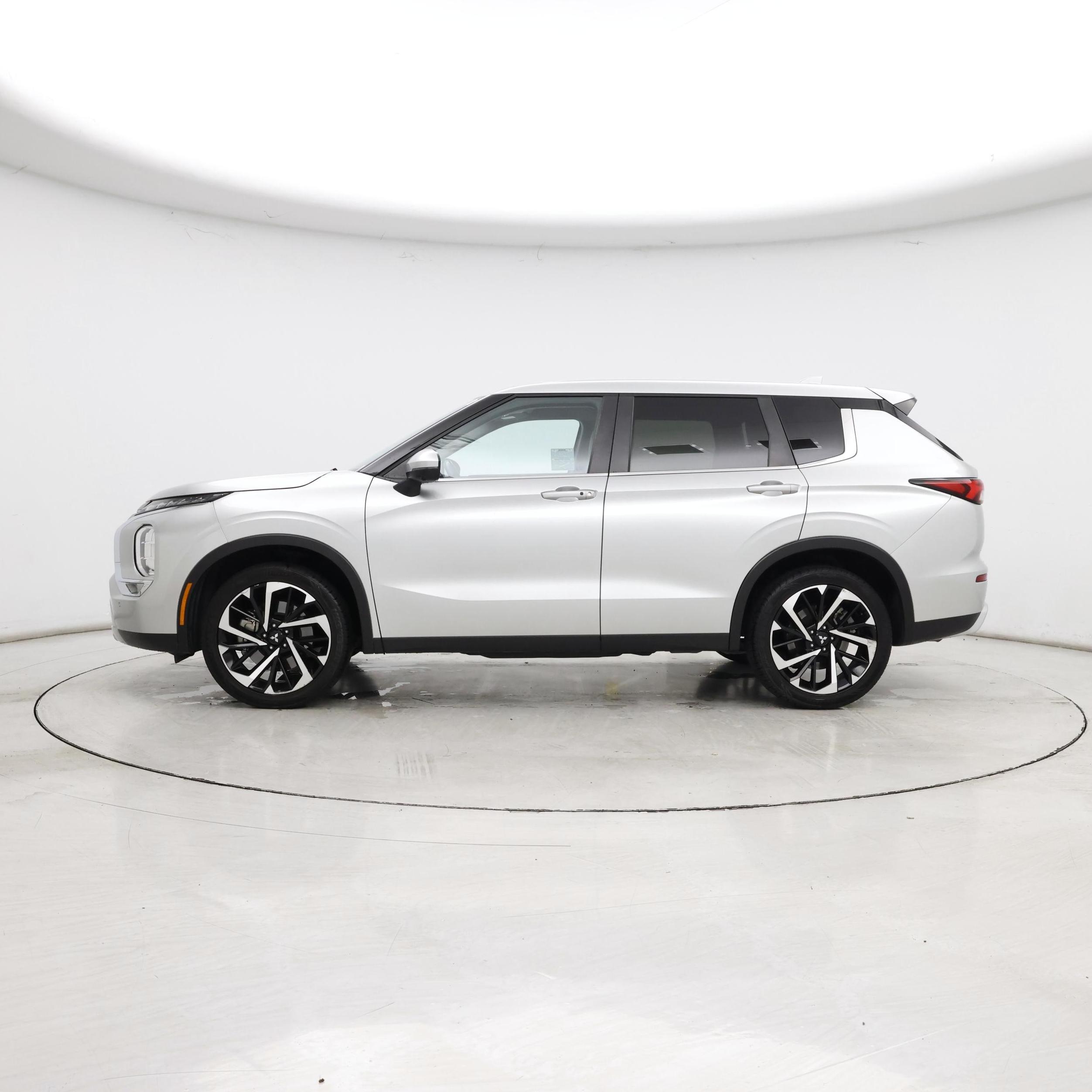 Thumbnail: 2024 Mitsubishi Outlander - 3
