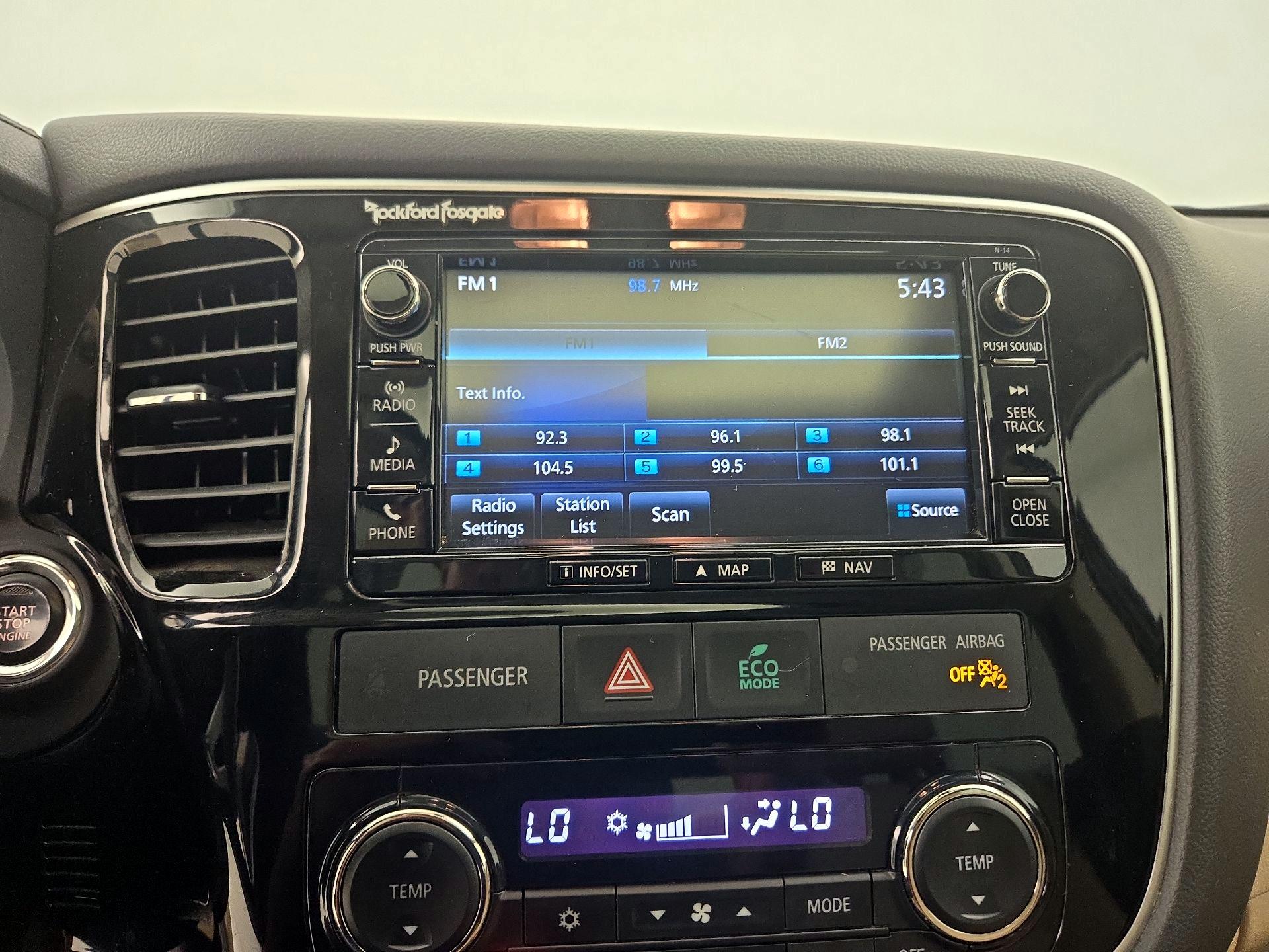Thumbnail: 2016 Mitsubishi Outlander - 16