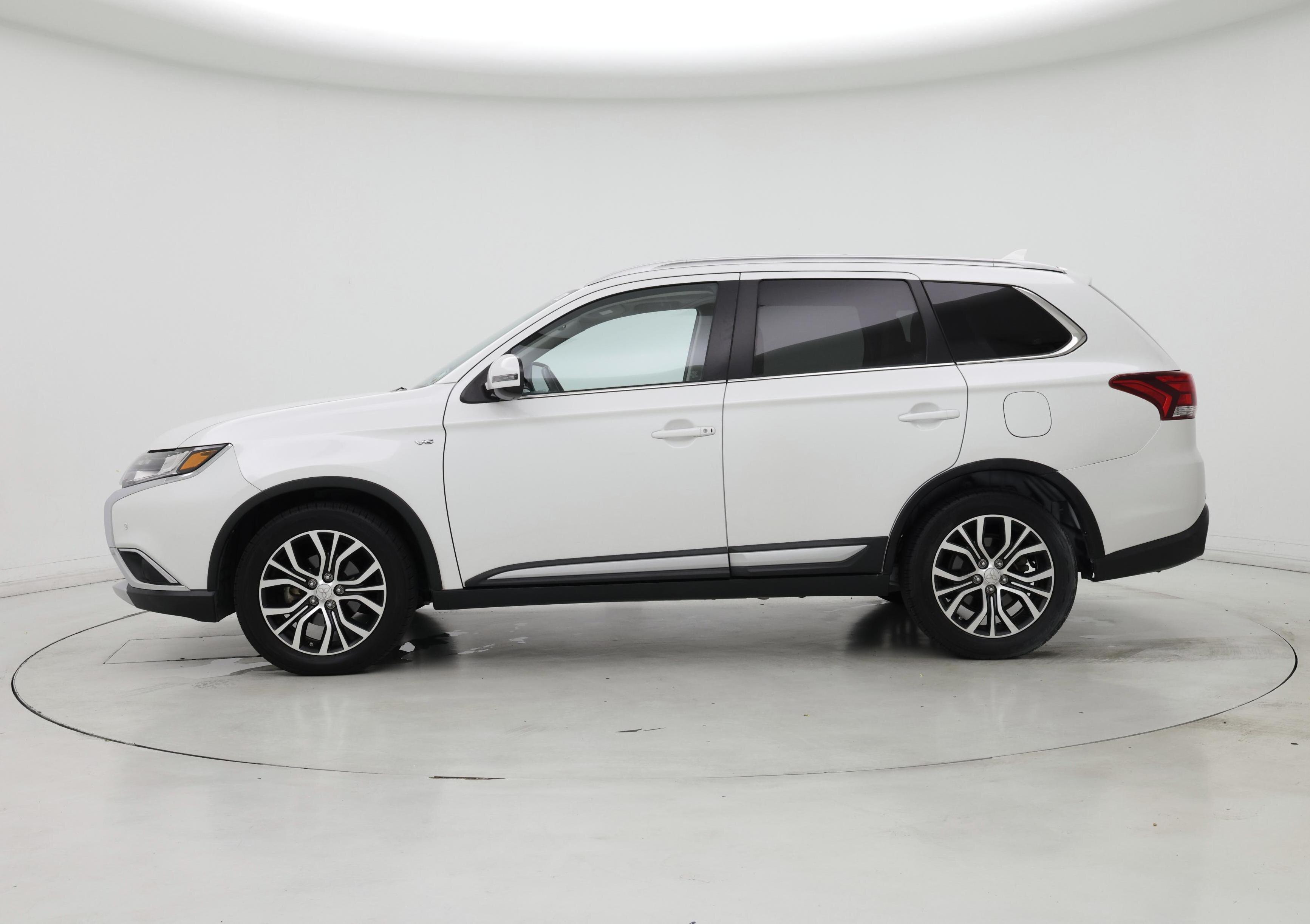 Thumbnail: 2016 Mitsubishi Outlander - 3