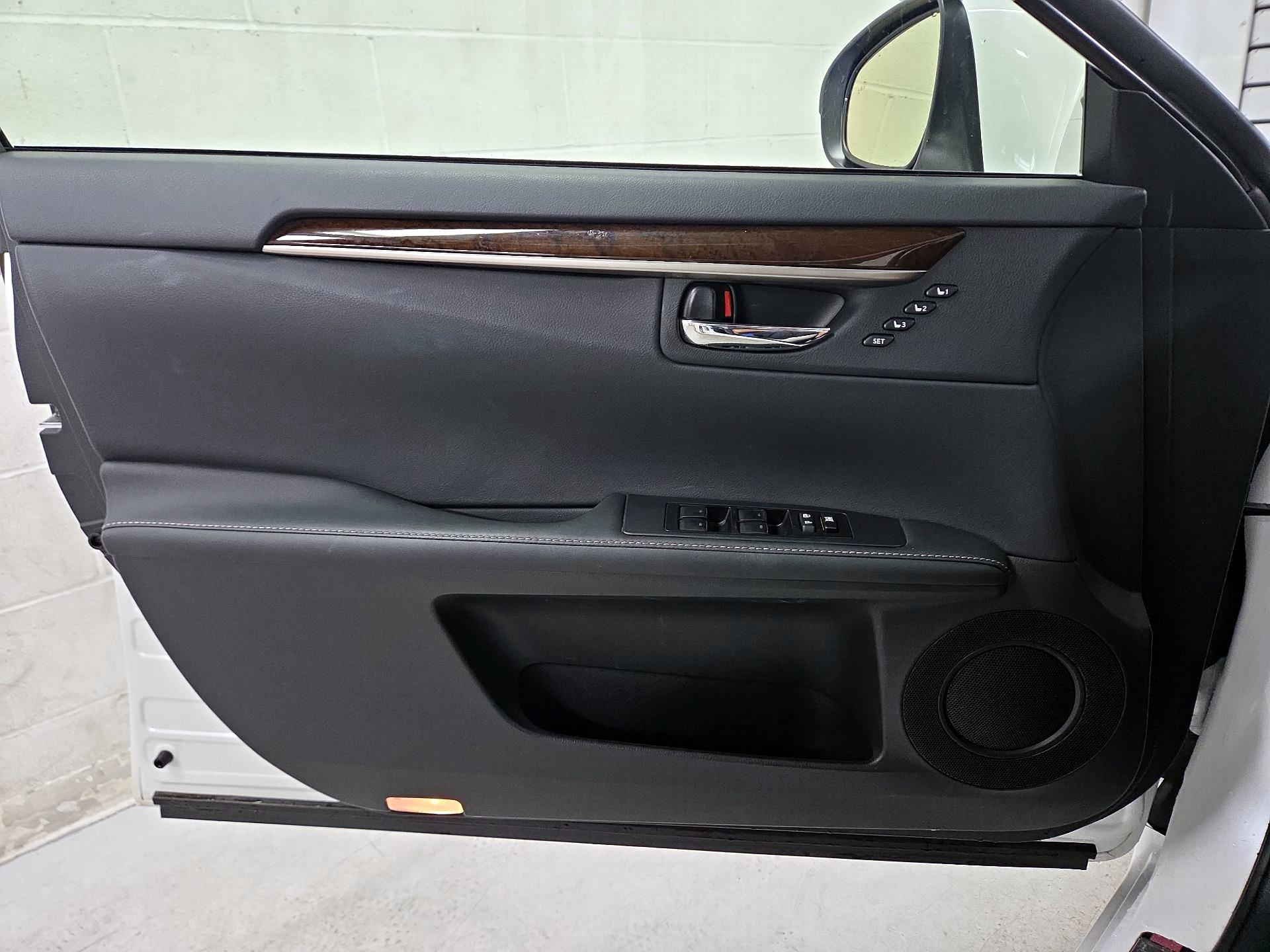 Thumbnail: 2015 Lexus ES - 12