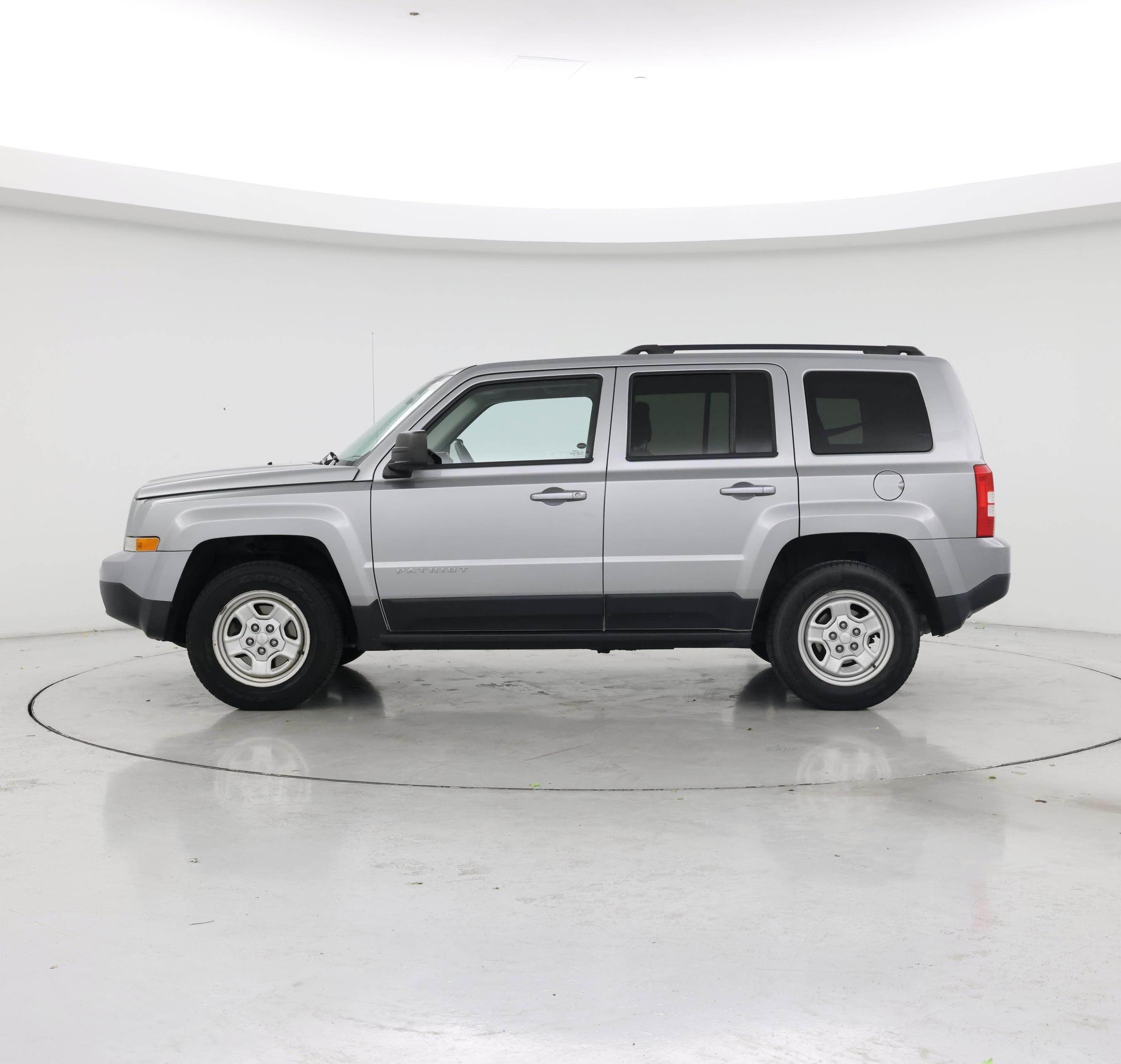 Thumbnail: 2016 Jeep Patriot - 3