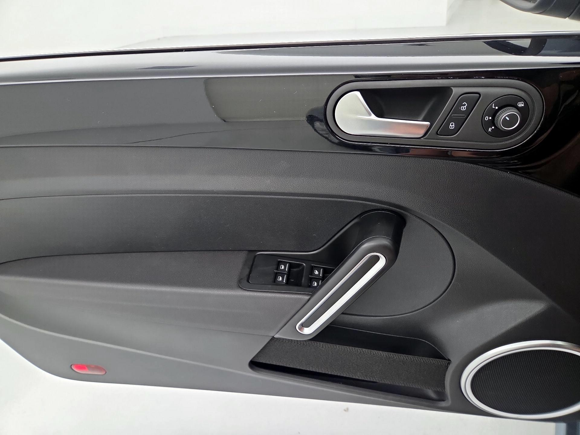 Thumbnail: 2019 Volkswagen Beetle - 12