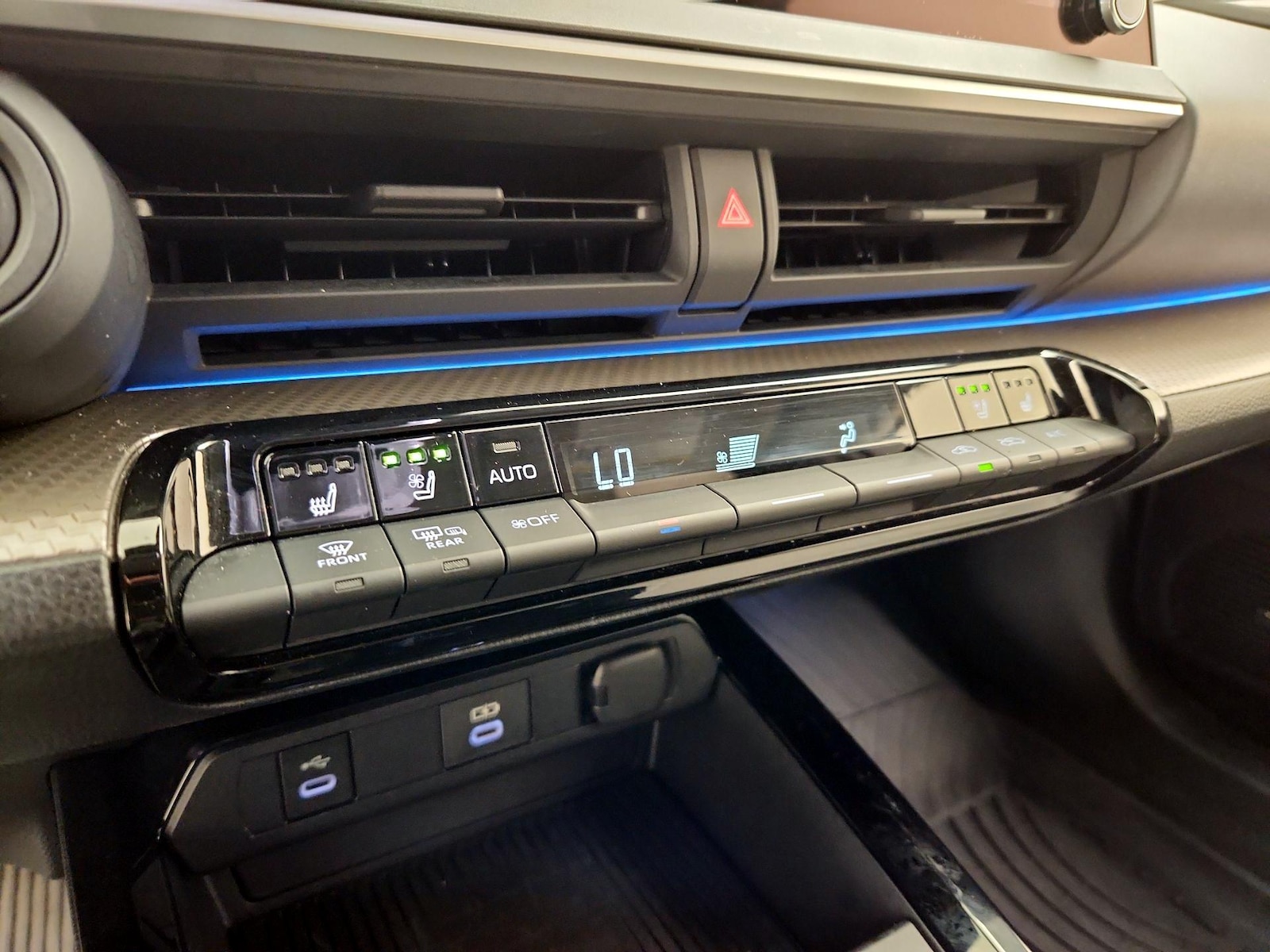 2023 Toyota Prius Limited - Photo 18