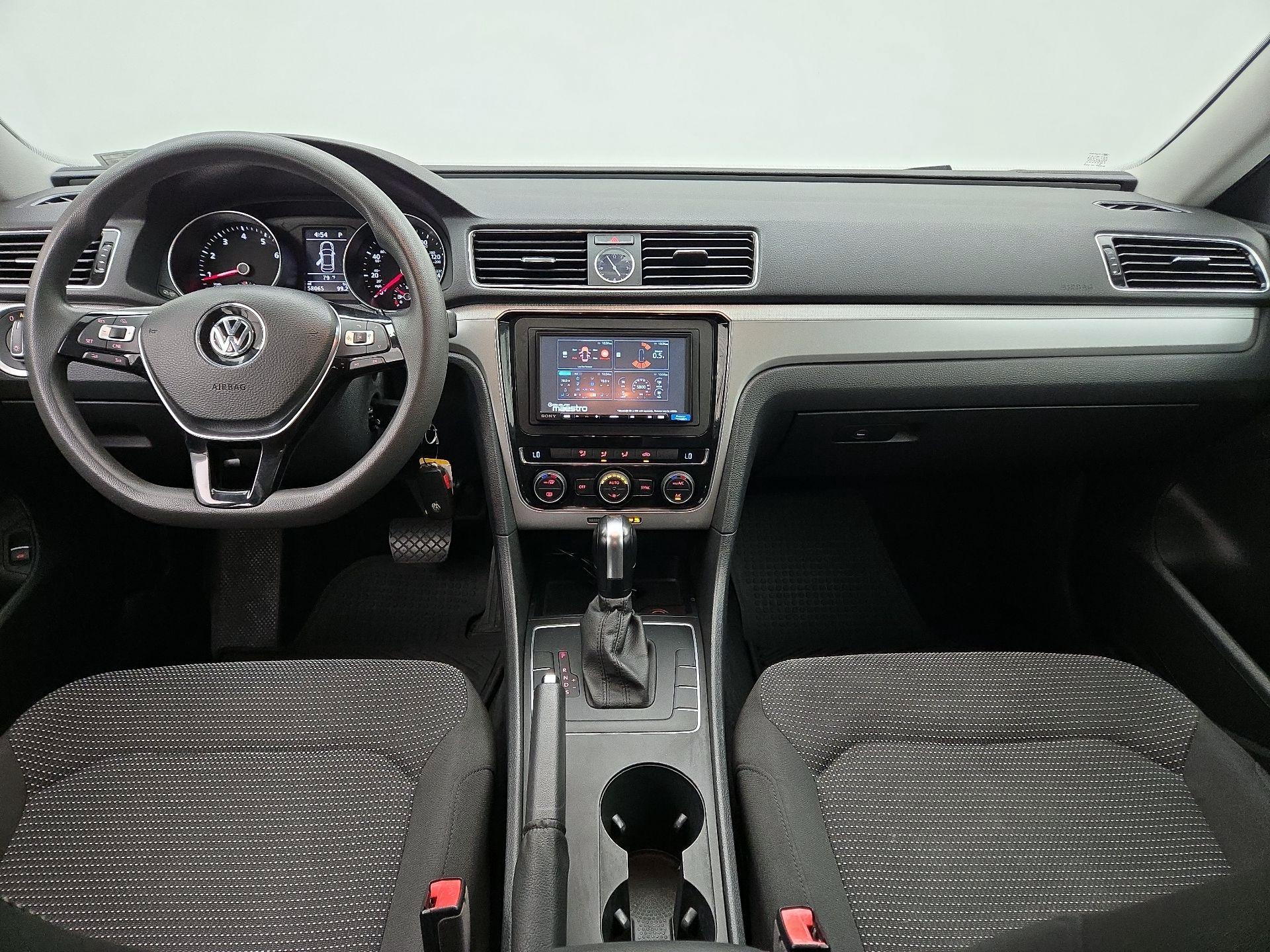 Thumbnail: 2016 Volkswagen Passat - 9