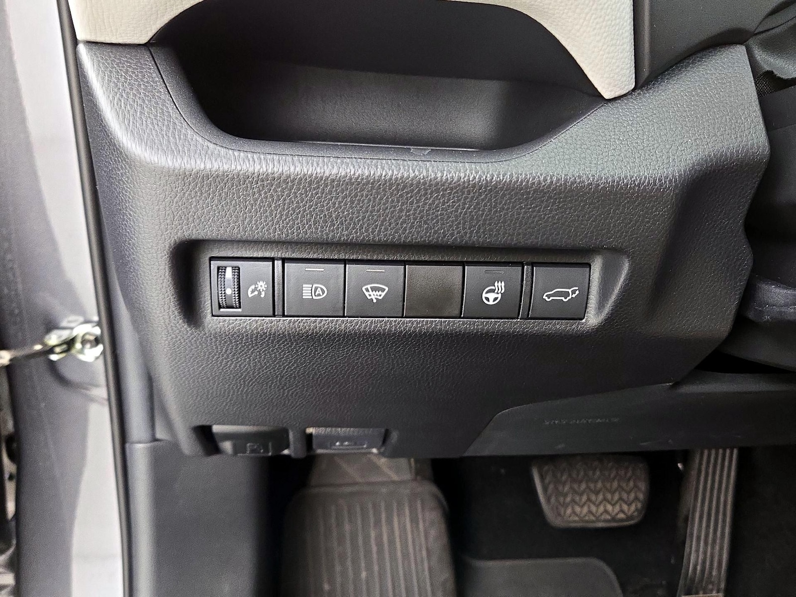2021 Toyota RAV4 XLE Premium - Photo 14