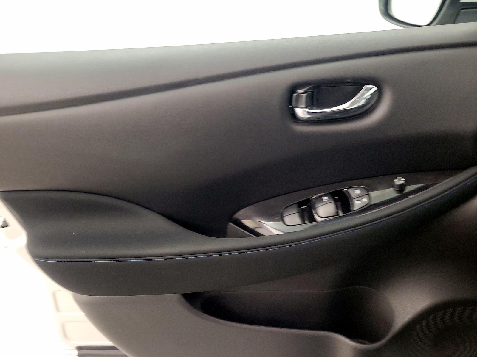 2022 Nissan LEAF SV - Photo 13