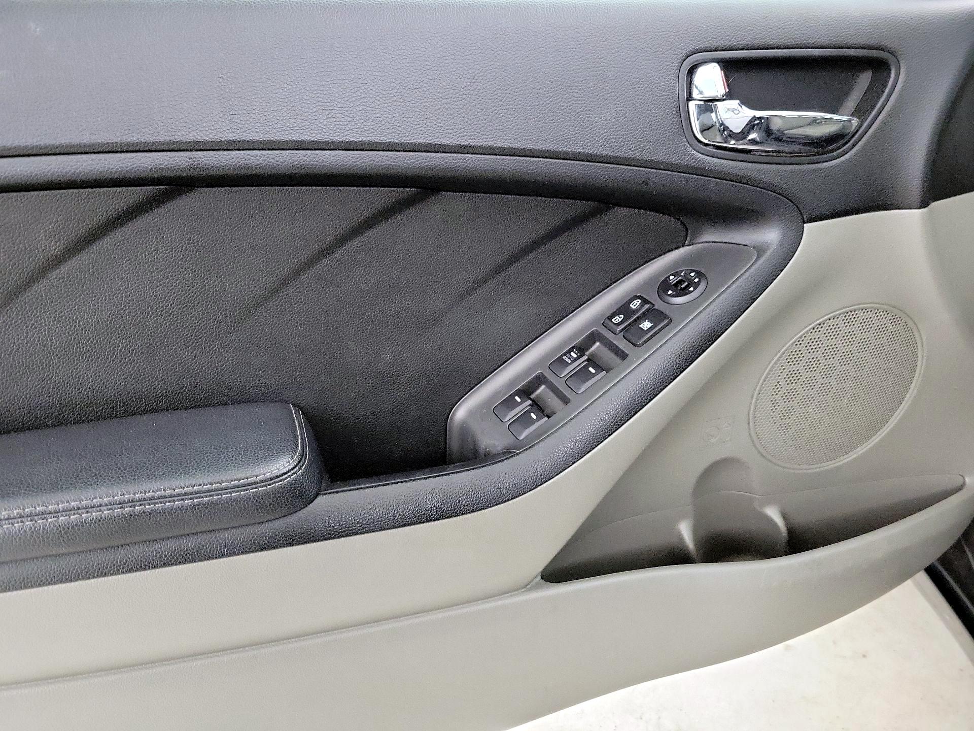 Thumbnail: 2016 Kia Forte - 12