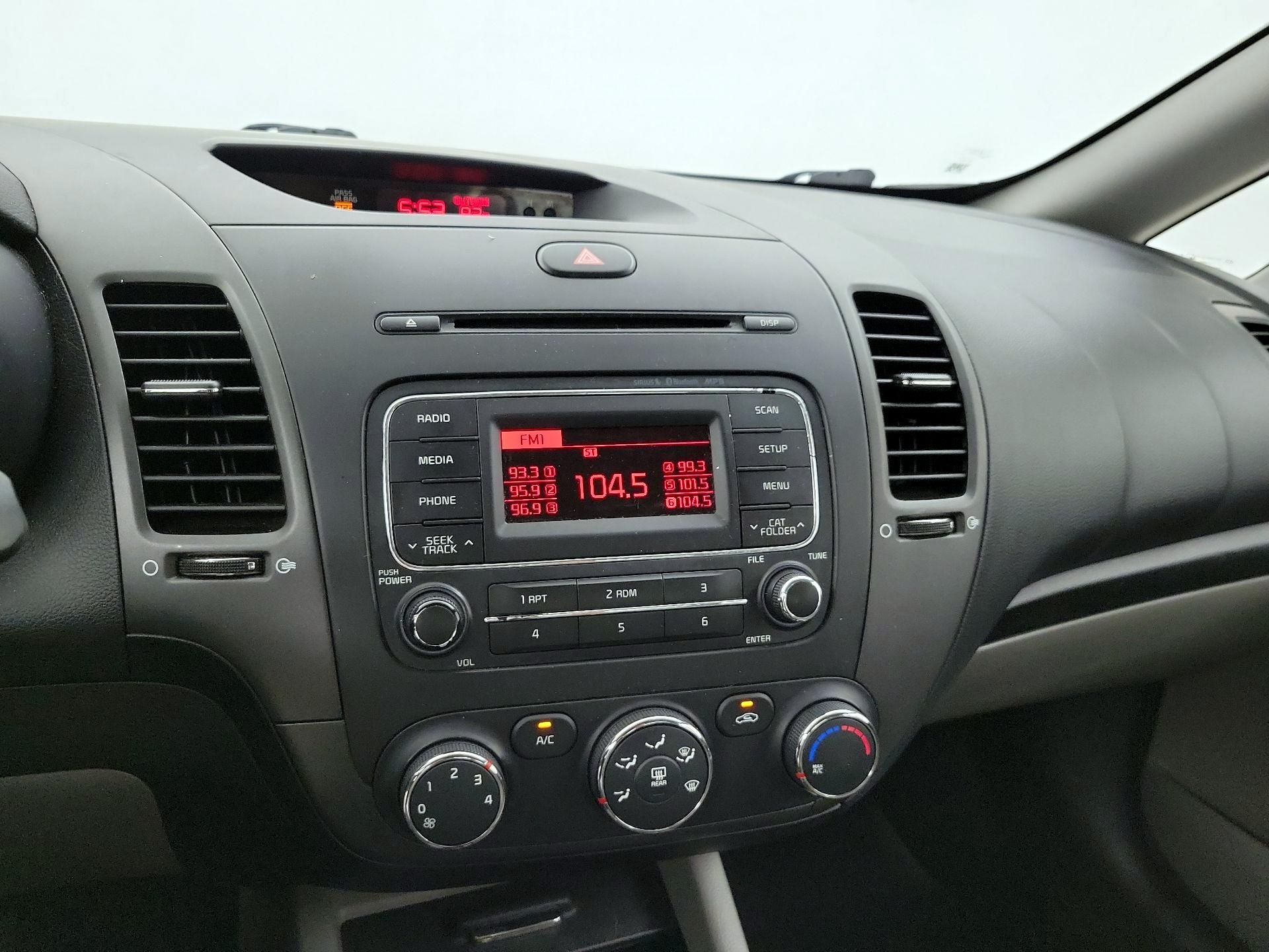 Thumbnail: 2016 Kia Forte - 14