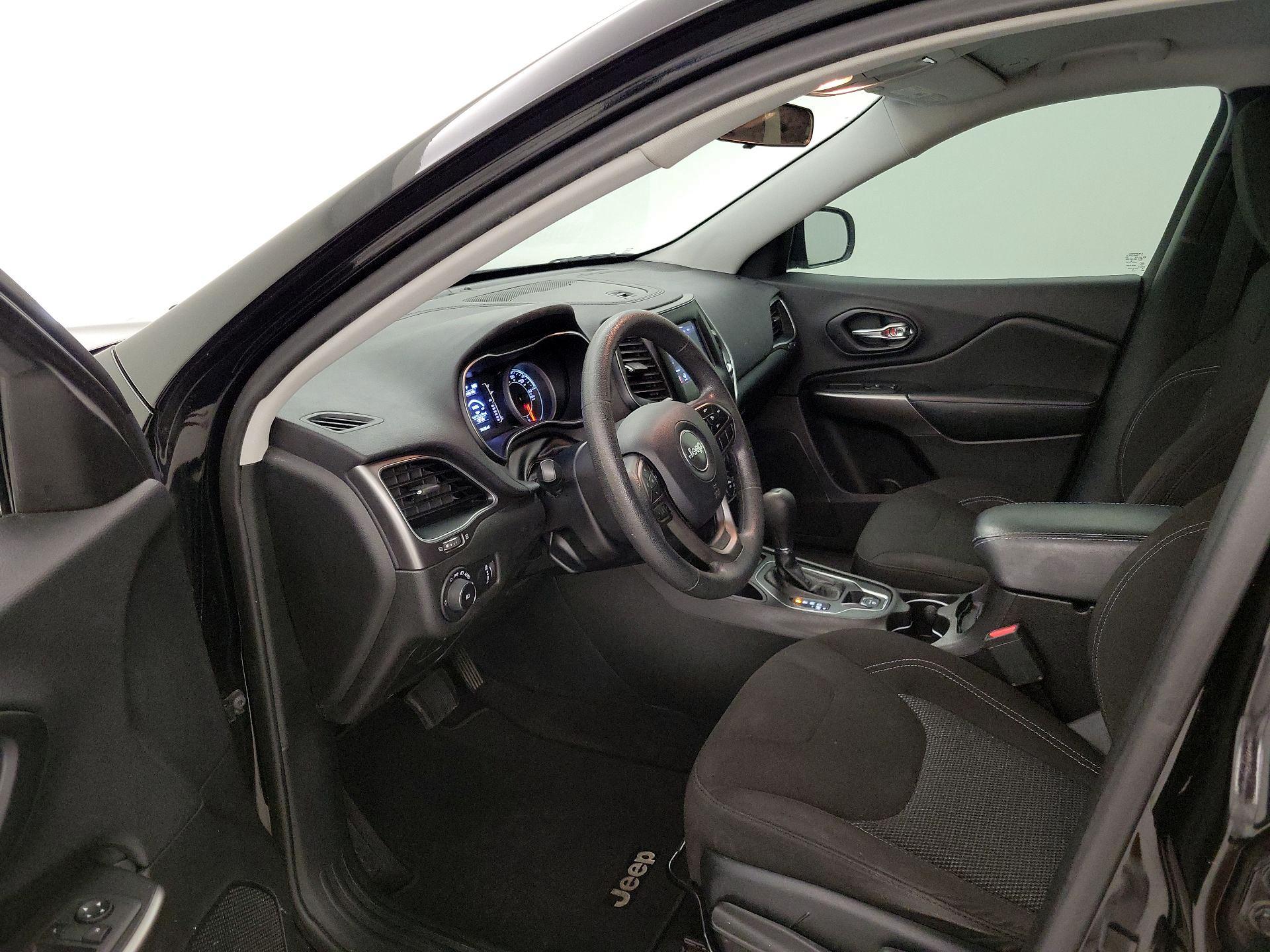 Thumbnail: 2019 Jeep Cherokee - 11