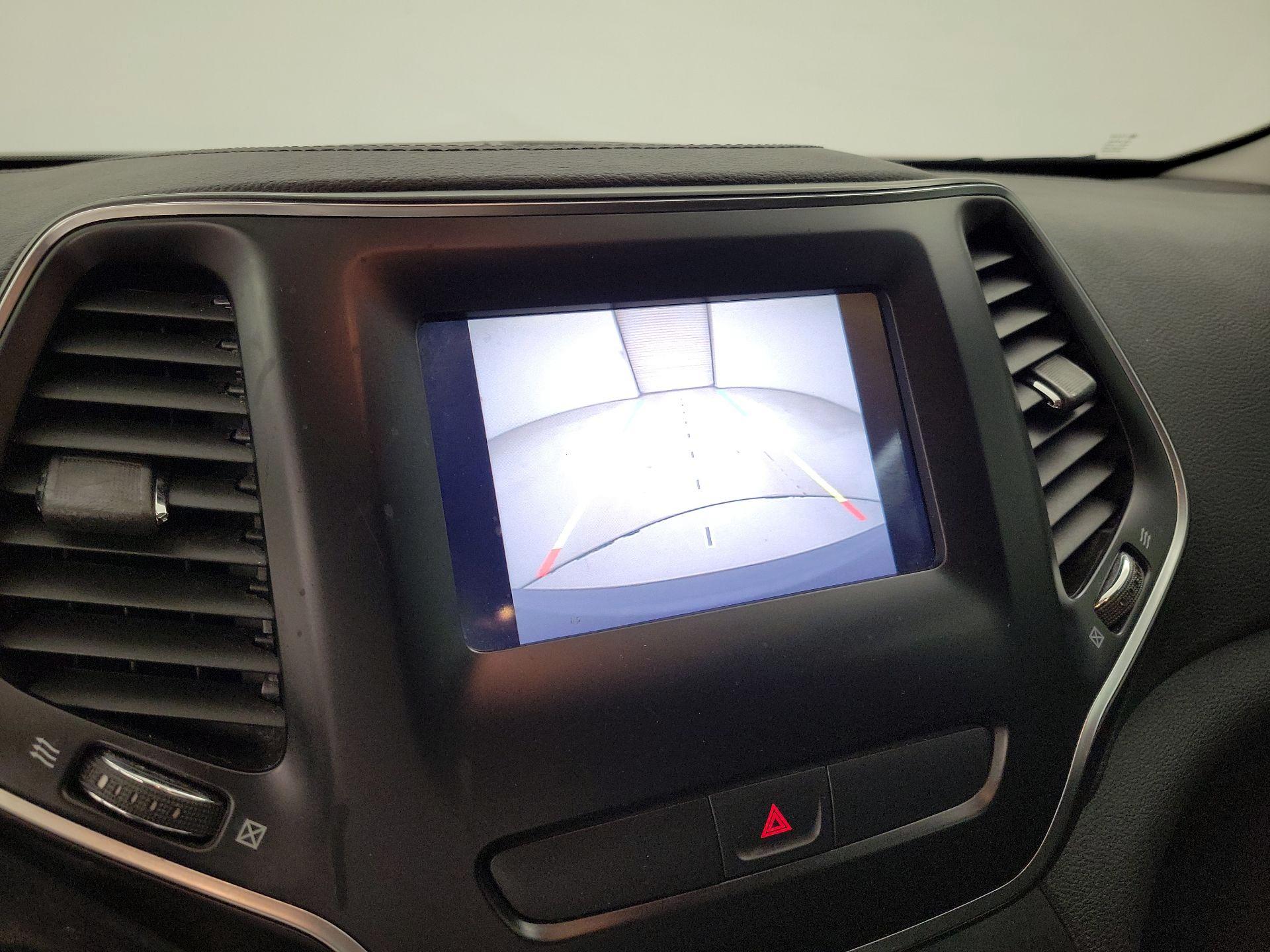 Thumbnail: 2019 Jeep Cherokee - 14