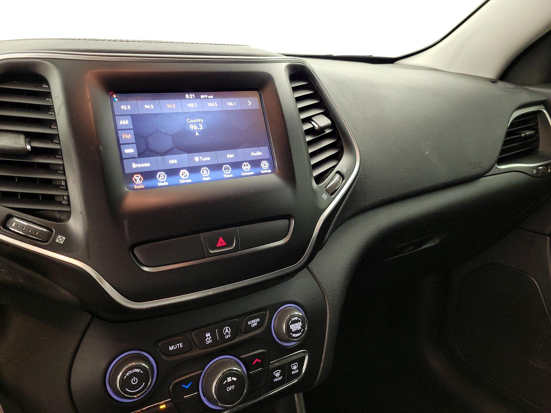 Thumbnail: 2019 Jeep Cherokee - 15